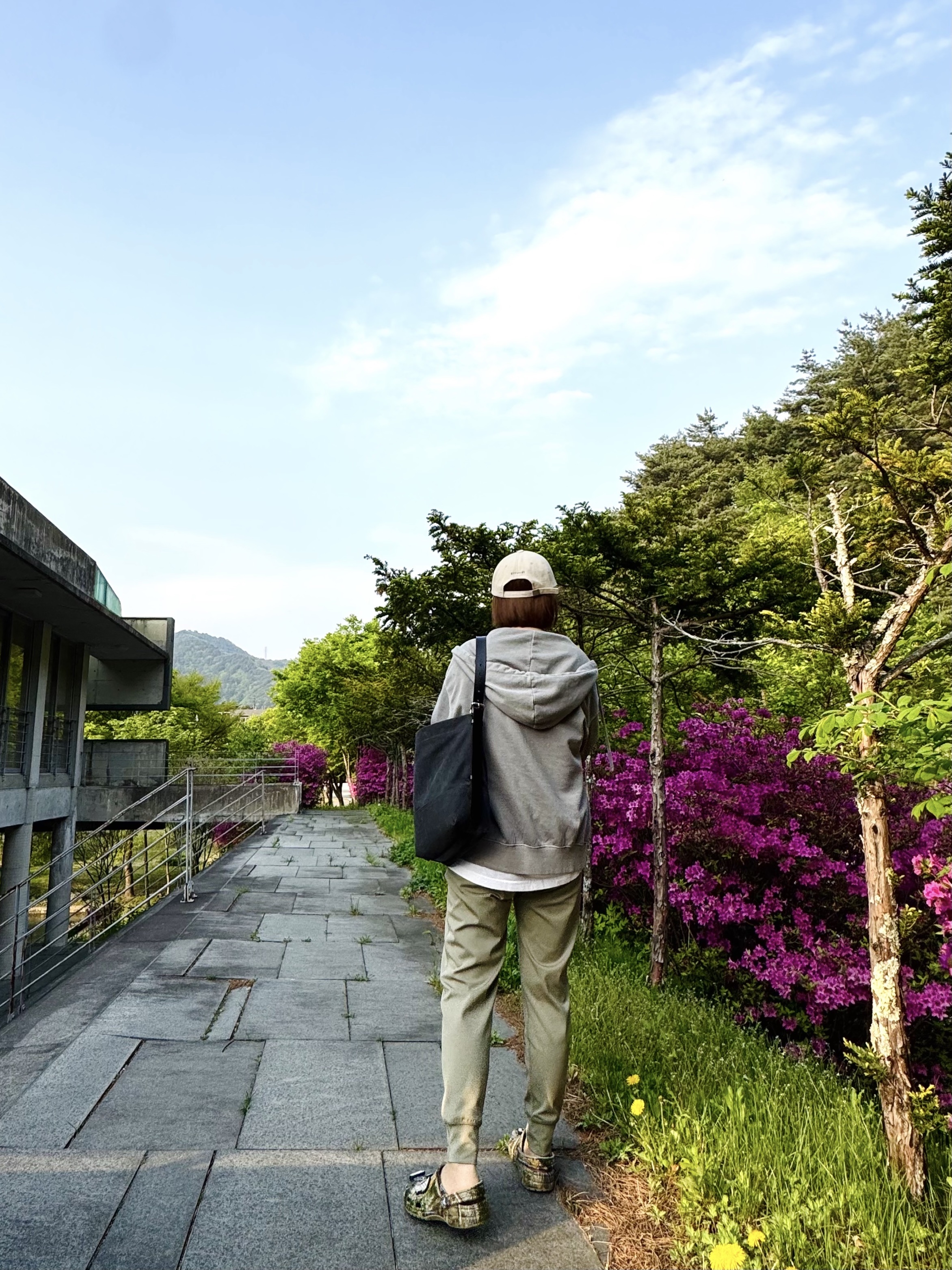 Lemaire Small Belted Tote Bag Cotton Canvas Tie Dye Cotton Ash Black, Fujifilm X100VI Silver (Korean Ver.) 착용 스타일 - 1