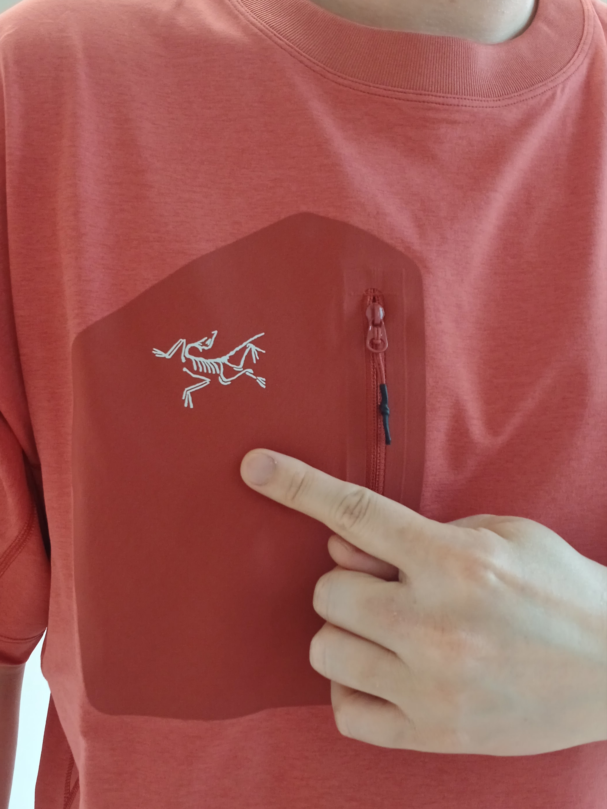 Arc'teryx Konseal Pocket SS T-Shirt Stone Red Dk Stone 착용 스타일 - 2