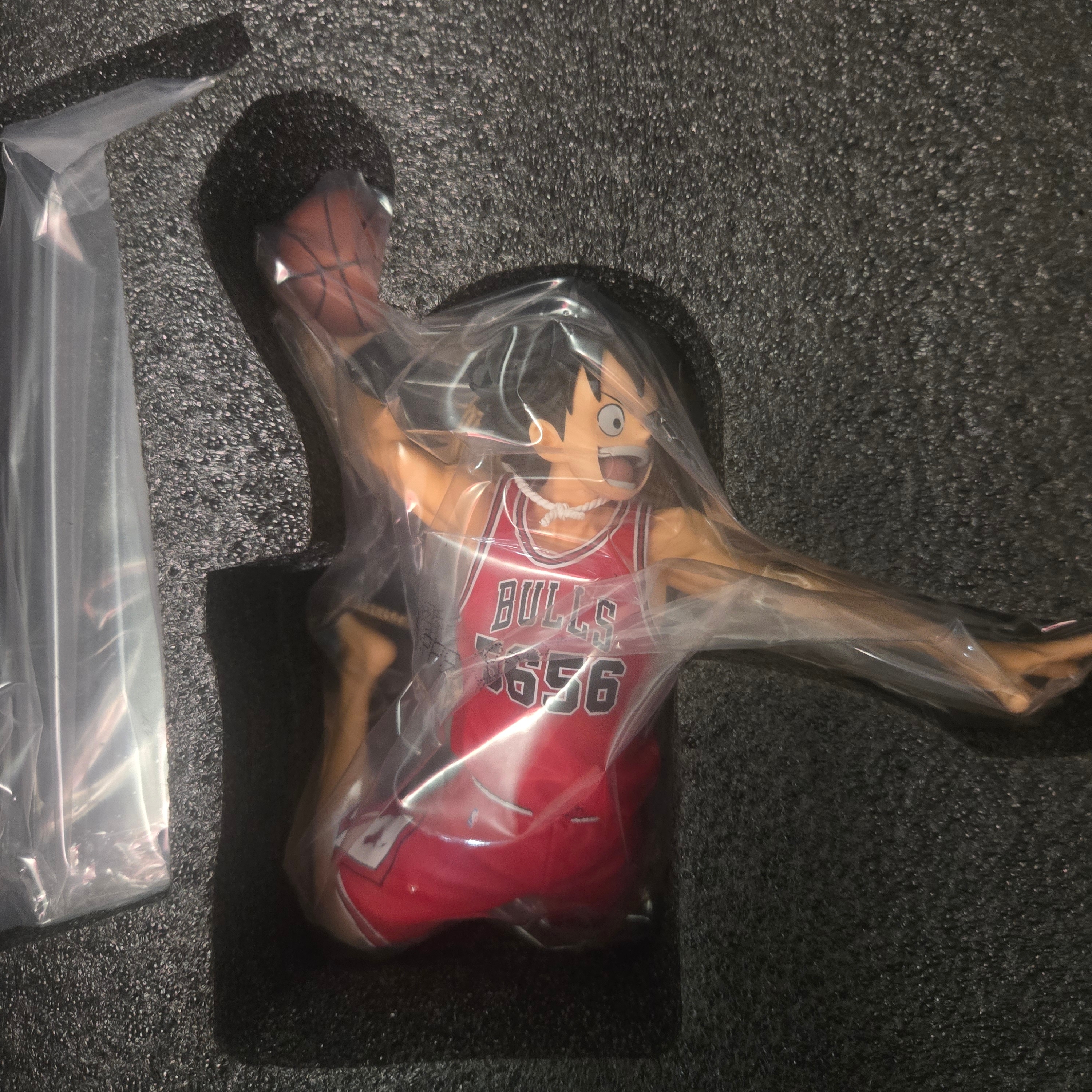 Bandai One Piece x NBA Master Stars Piece The Monkey D. Luffy Chicago Bulls Figure 착용 스타일 - 2