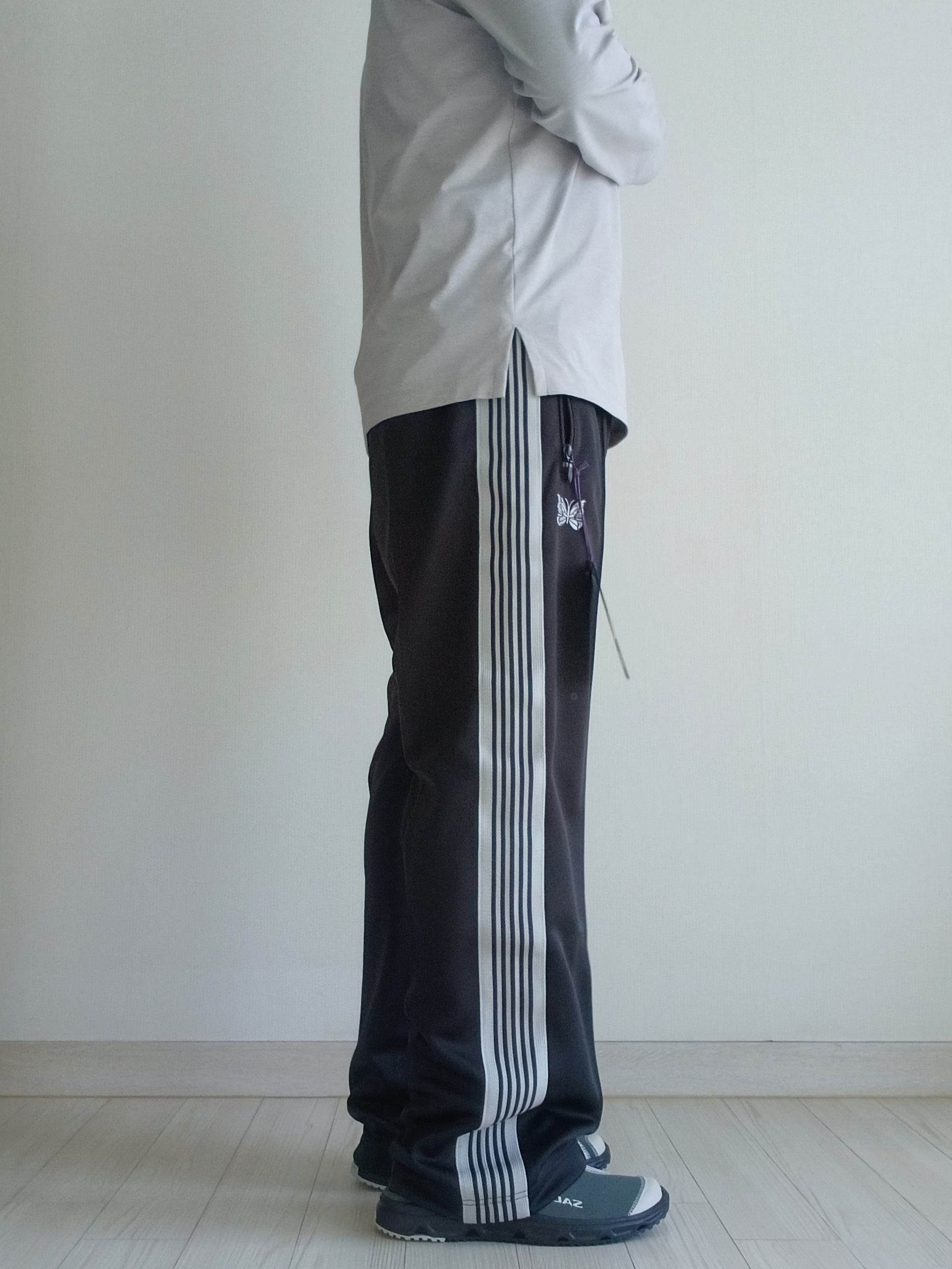 Needles Track Pant Poly Smooth Charcoal, Salomon RX Slide 3.0 Urban Chic Lunar Rock 착용 스타일 - 10