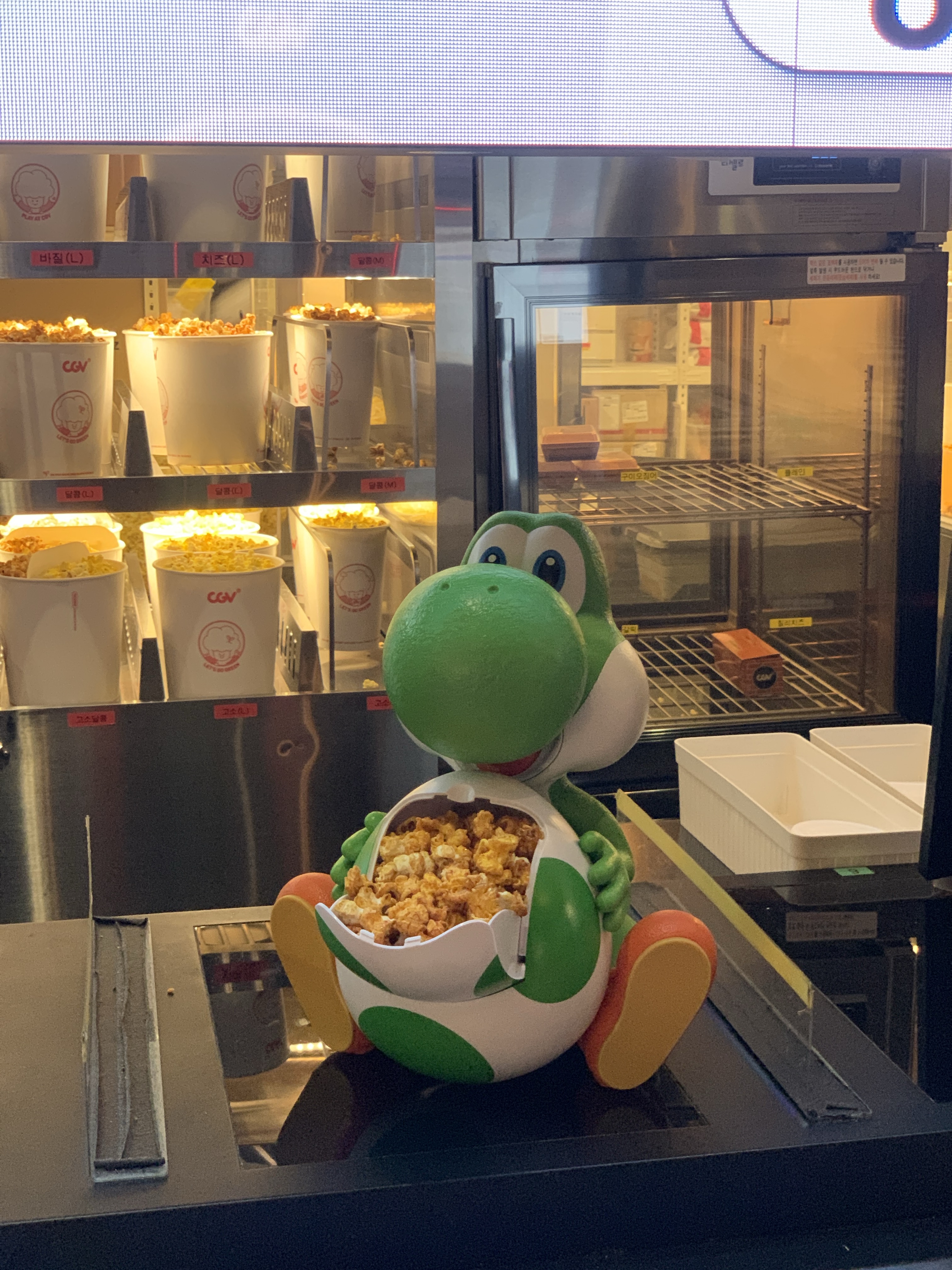 CGV x Super Mario Yoshi Popcorn Bucket 착용 스타일 - 2