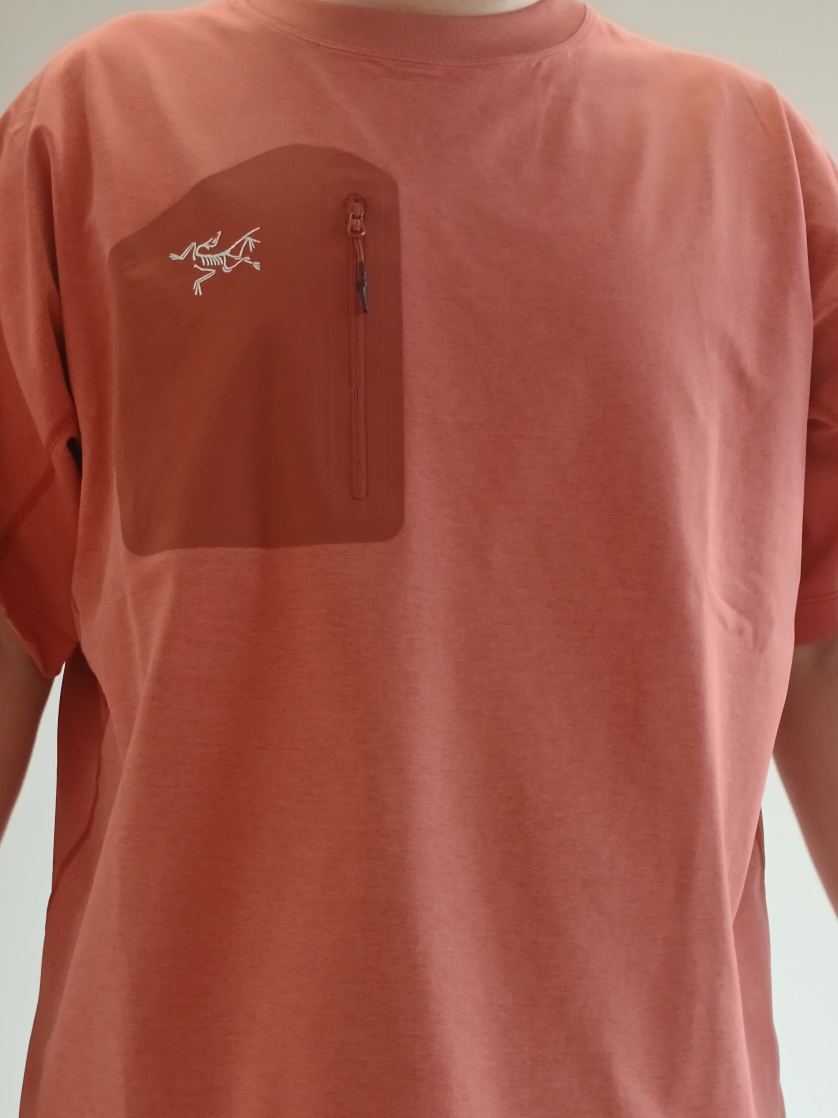 Arc'teryx Konseal Pocket SS T-Shirt Stone Red Dk Stone 착용 스타일 - 7
