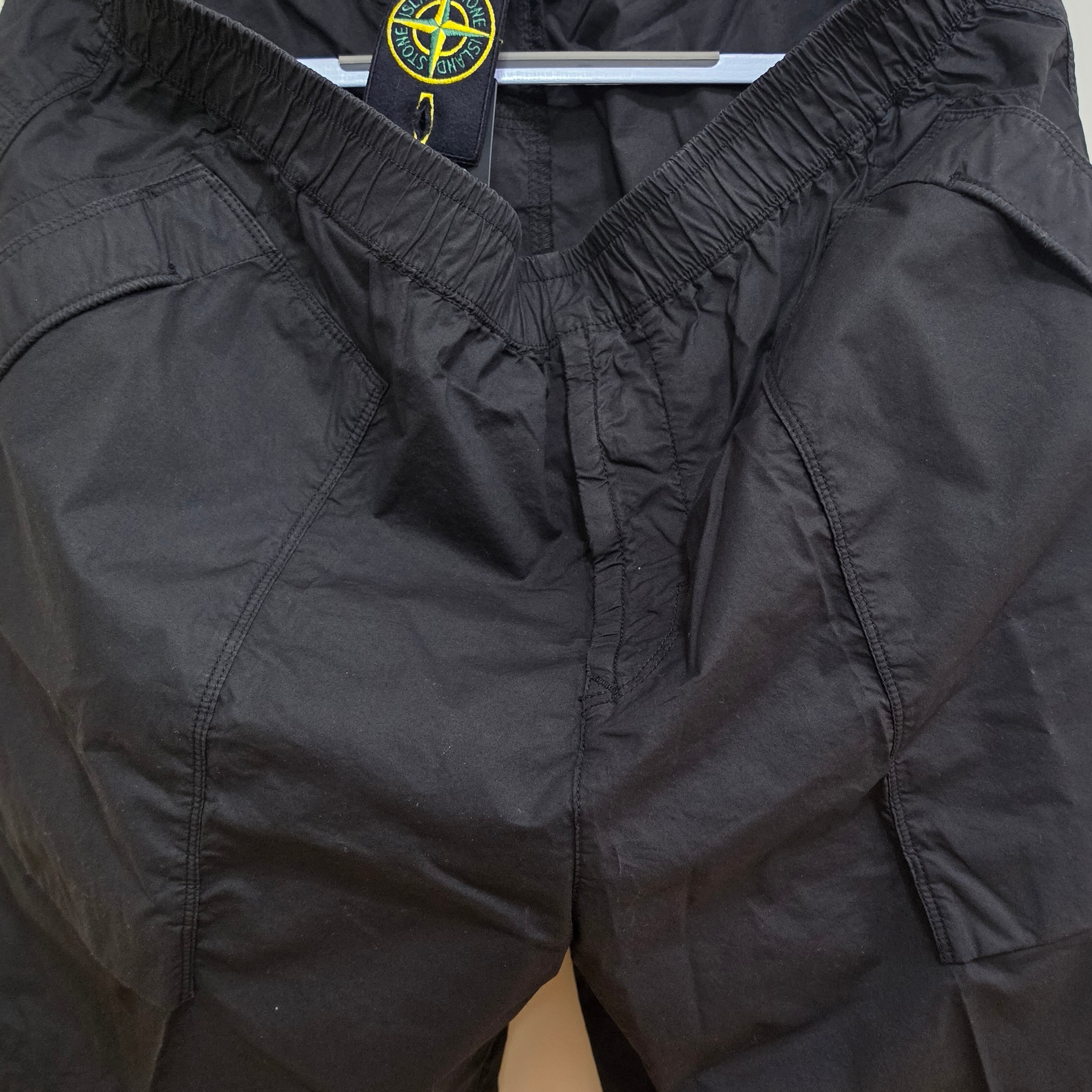 Stone Island L100009 Stretch Cotton Tela Paracadute Comfort Fit Bermuda Shorts Black - 25SS 착용 스타일
