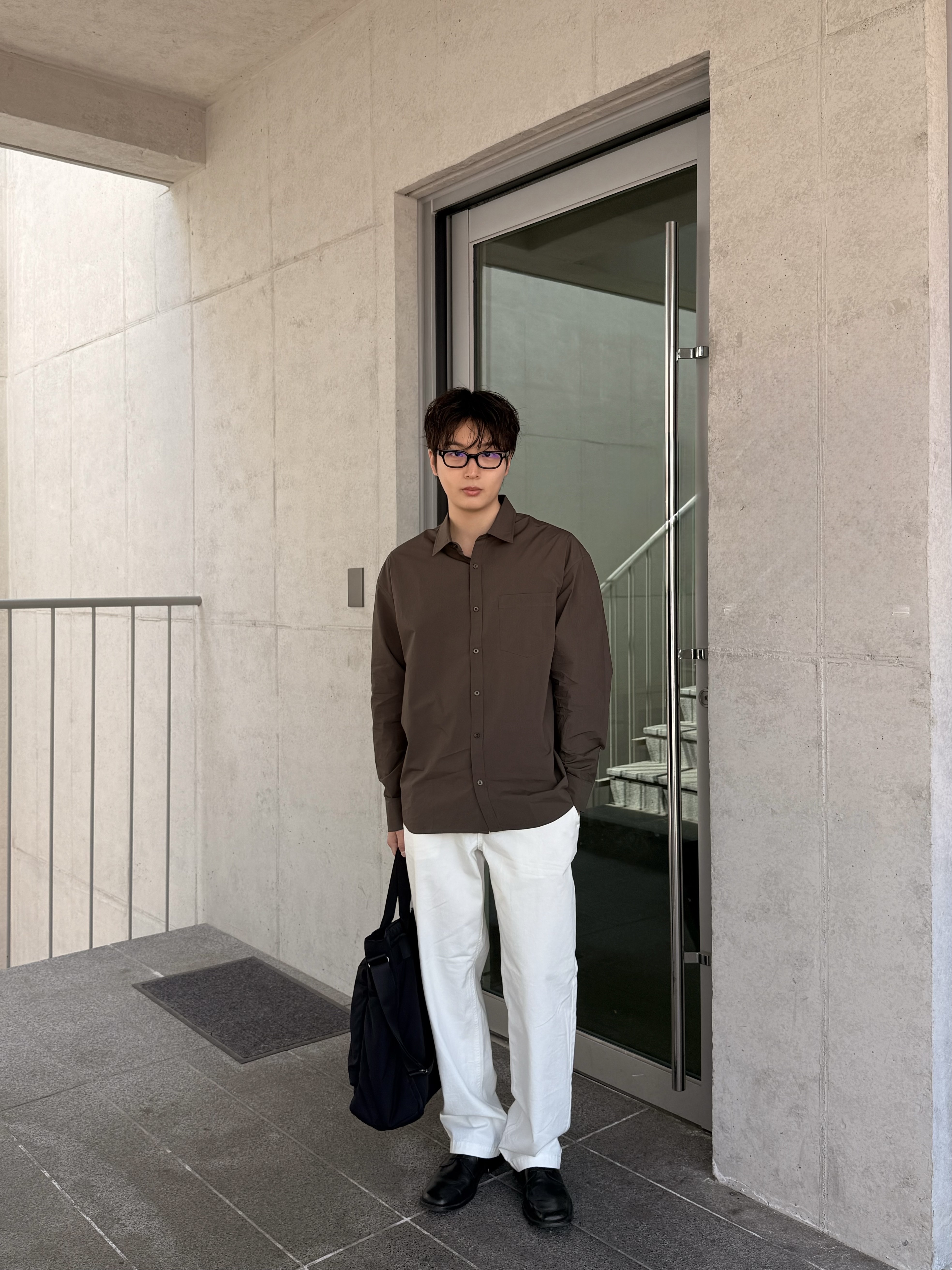 Uniqlo 2-Way Utility Bag Black 착용 스타일 - 2