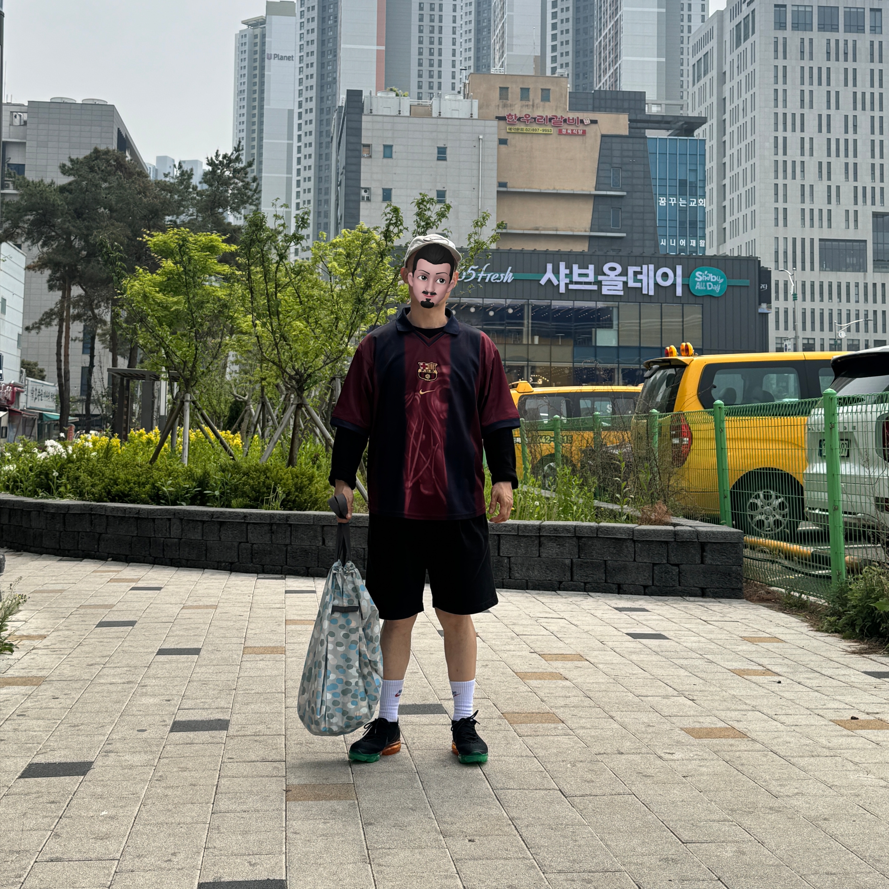 Nike Air Vapormax 2023 Flyknit Black Green Strike, Nike FC Barcelona x Travis Scott Retro 2000/01 Home Skeleton Jersey Multicolor (Non Marking Ver.) 착용 스타일 - 1