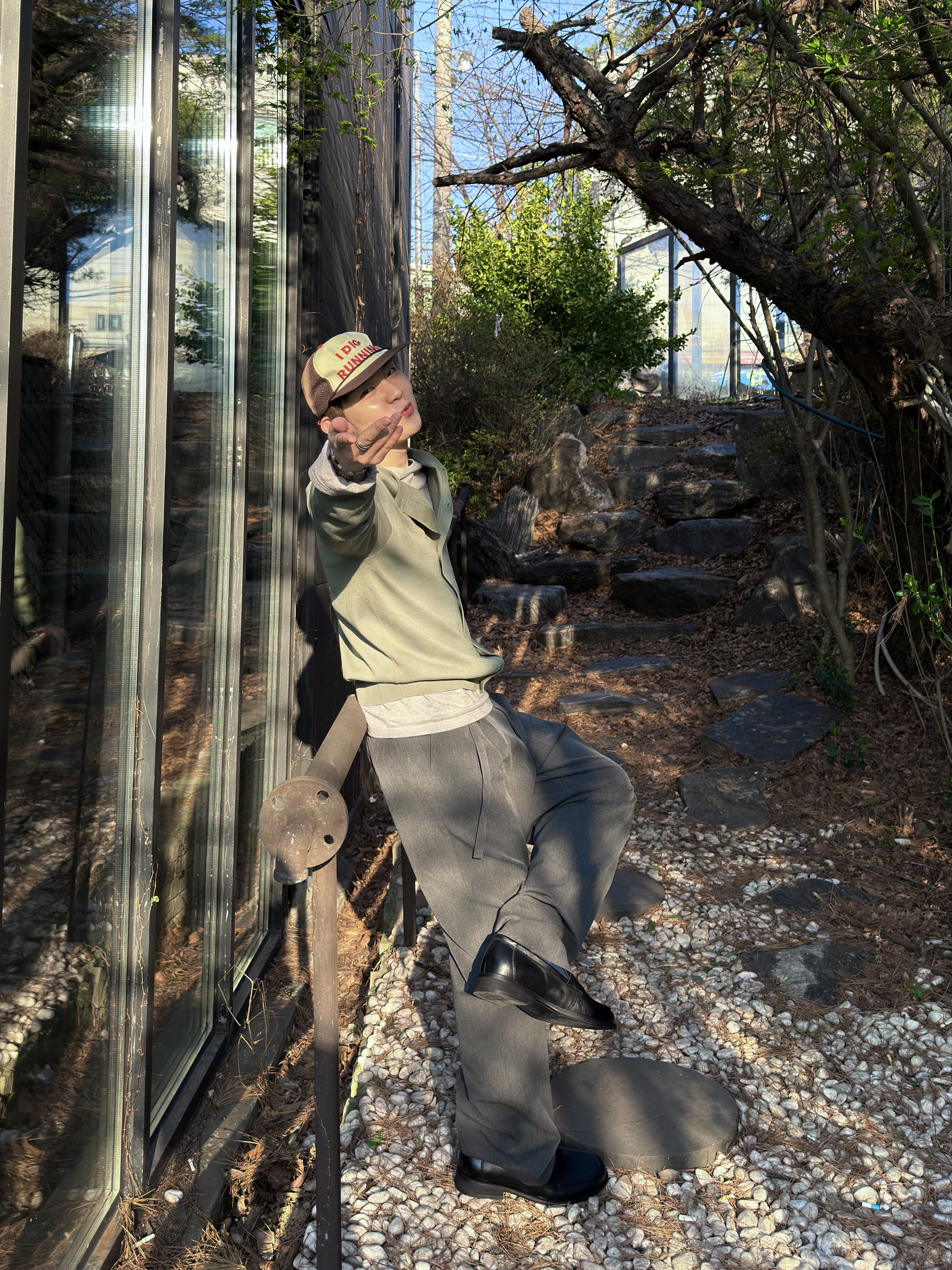 Alex Zono I Dig Running Trucker Hat OG Brown, Auralee Ultra Fine Tropical Wool Two Tuck Slacks Top Charcoal - 26SS 착용 스타일 - 4