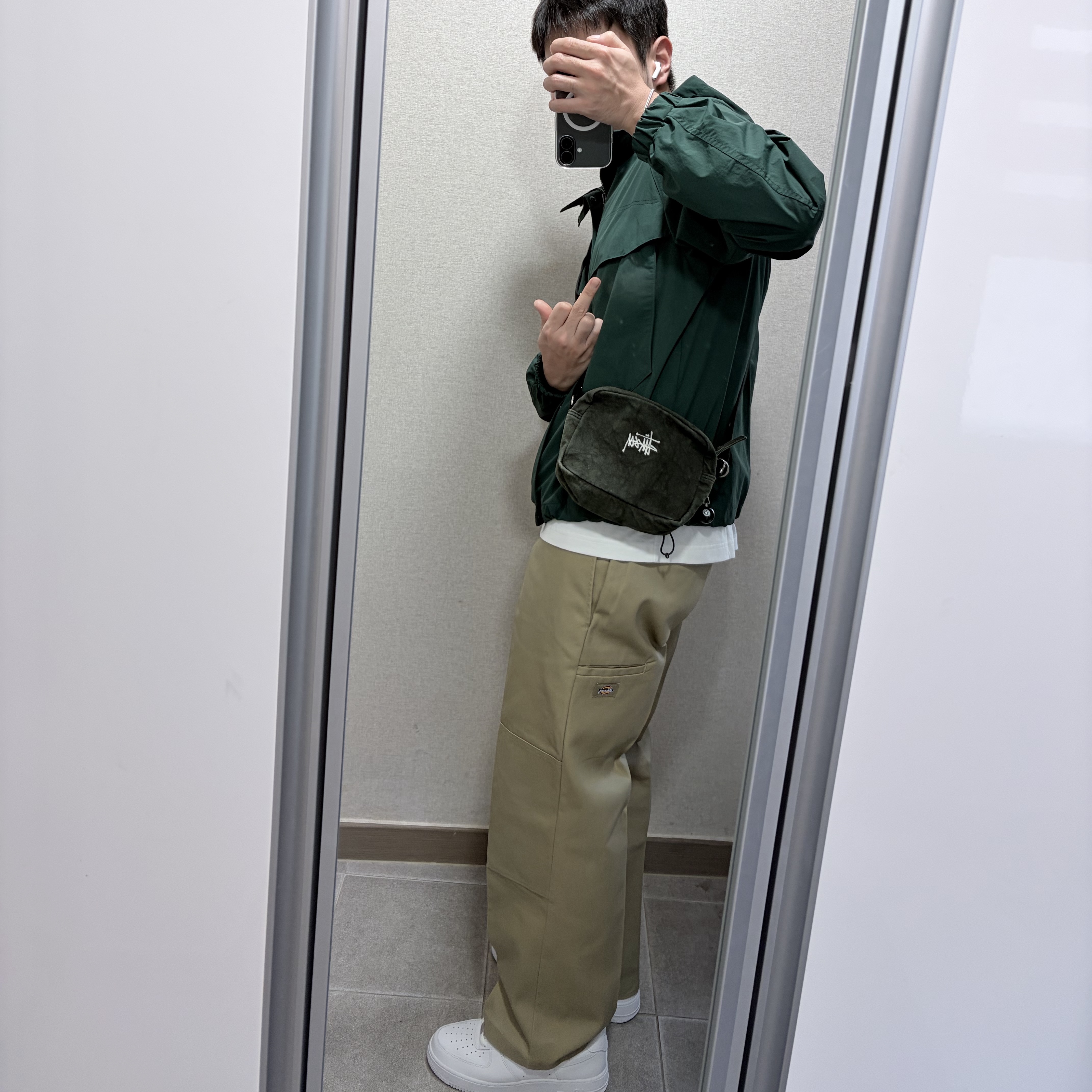 Nike Air Force 1 '07 Low White, Dickies Loose Fit Double Knee Work Pants Khaki 착용 스타일
