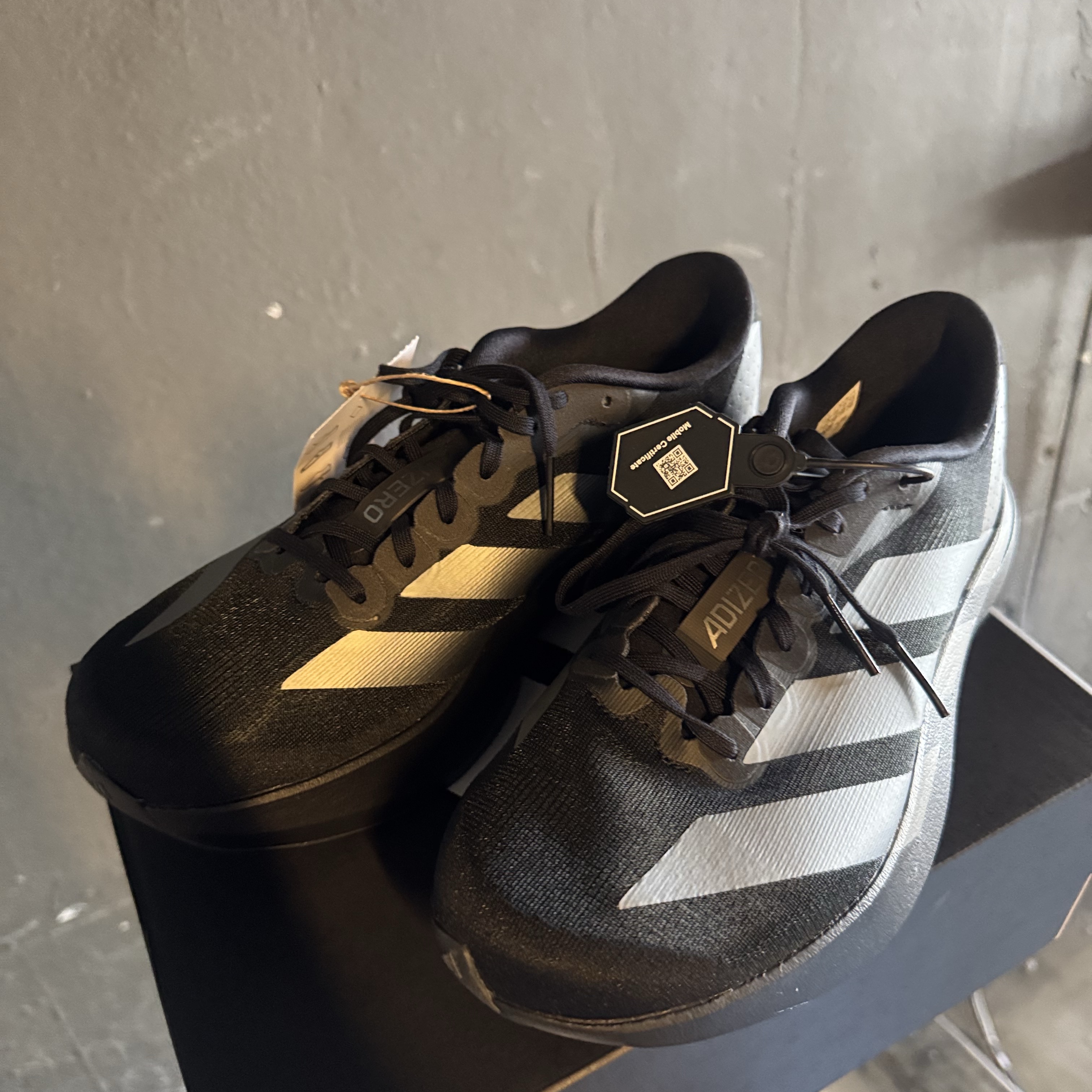 Adidas Adizero EVO SL Core Black Iron Metallic 착용 스타일 - 2