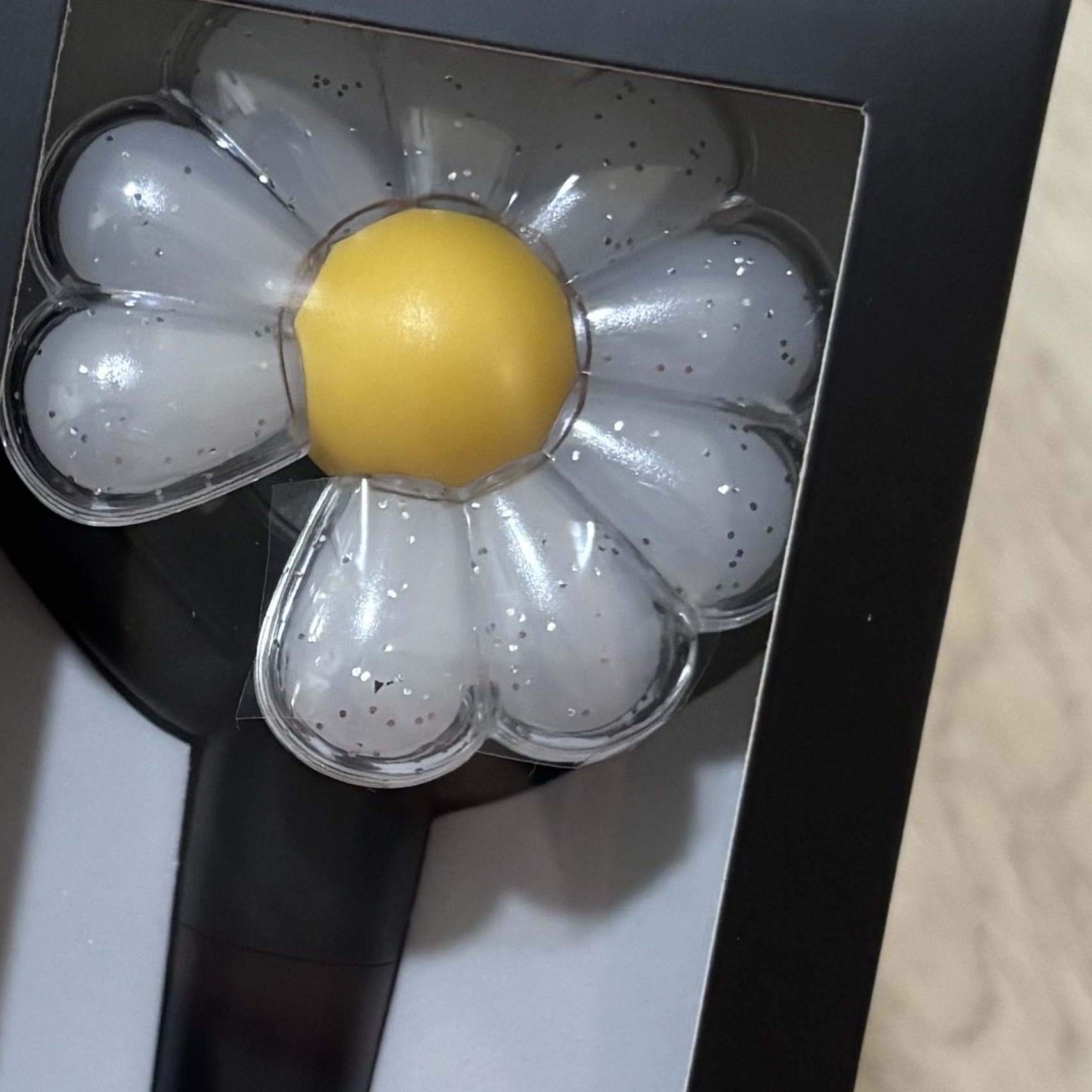 G-DRAGON Ubermensch Official Mini Light Keyring 착용 스타일 - 1