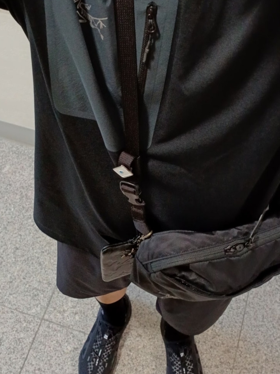 Arc'teryx Konseal Pocket SS T-Shirt Black Grey, Arc'teryx Konseal Pocket T-Shirt Black Grey 착용 스타일 - 1