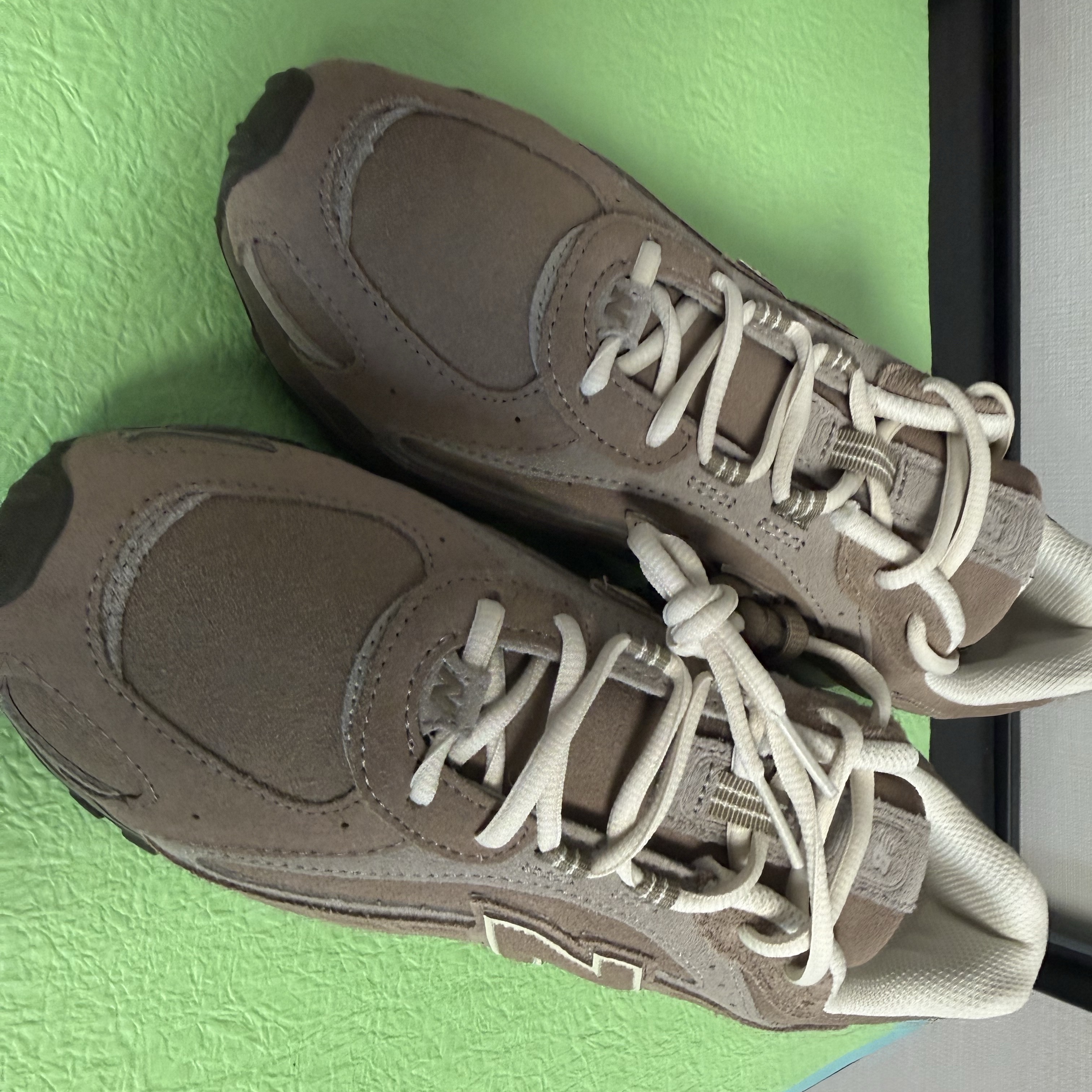 New Balance 204L Suede Mushroom Arid Stone 착용 스타일 - 3