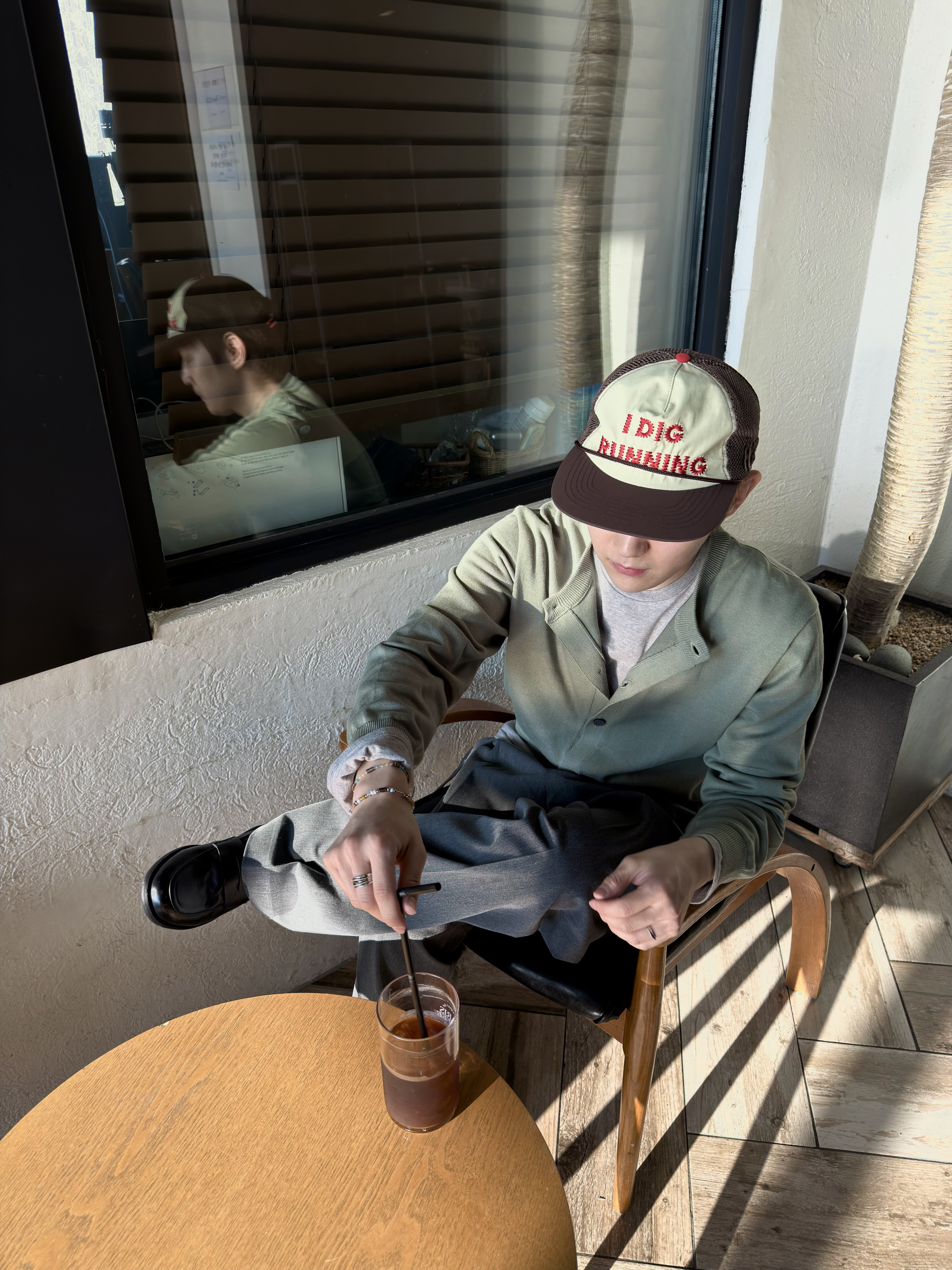 Alex Zono I Dig Running Trucker Hat OG Brown, Auralee Ultra Fine Tropical Wool Two Tuck Slacks Top Charcoal - 26SS 착용 스타일 - 2