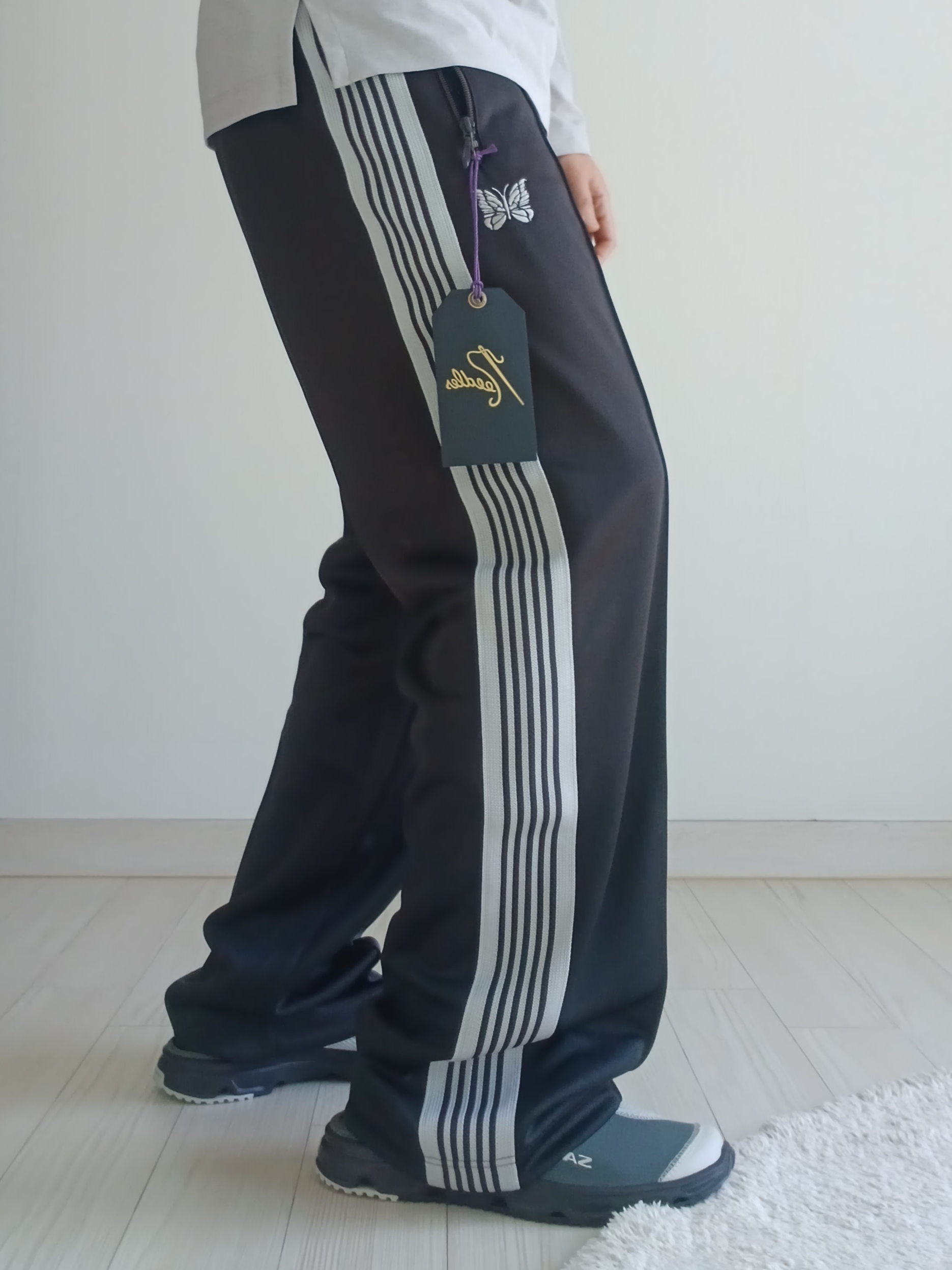 Needles Track Pant Poly Smooth Charcoal, Salomon RX Slide 3.0 Urban Chic Lunar Rock 착용 스타일 - 2