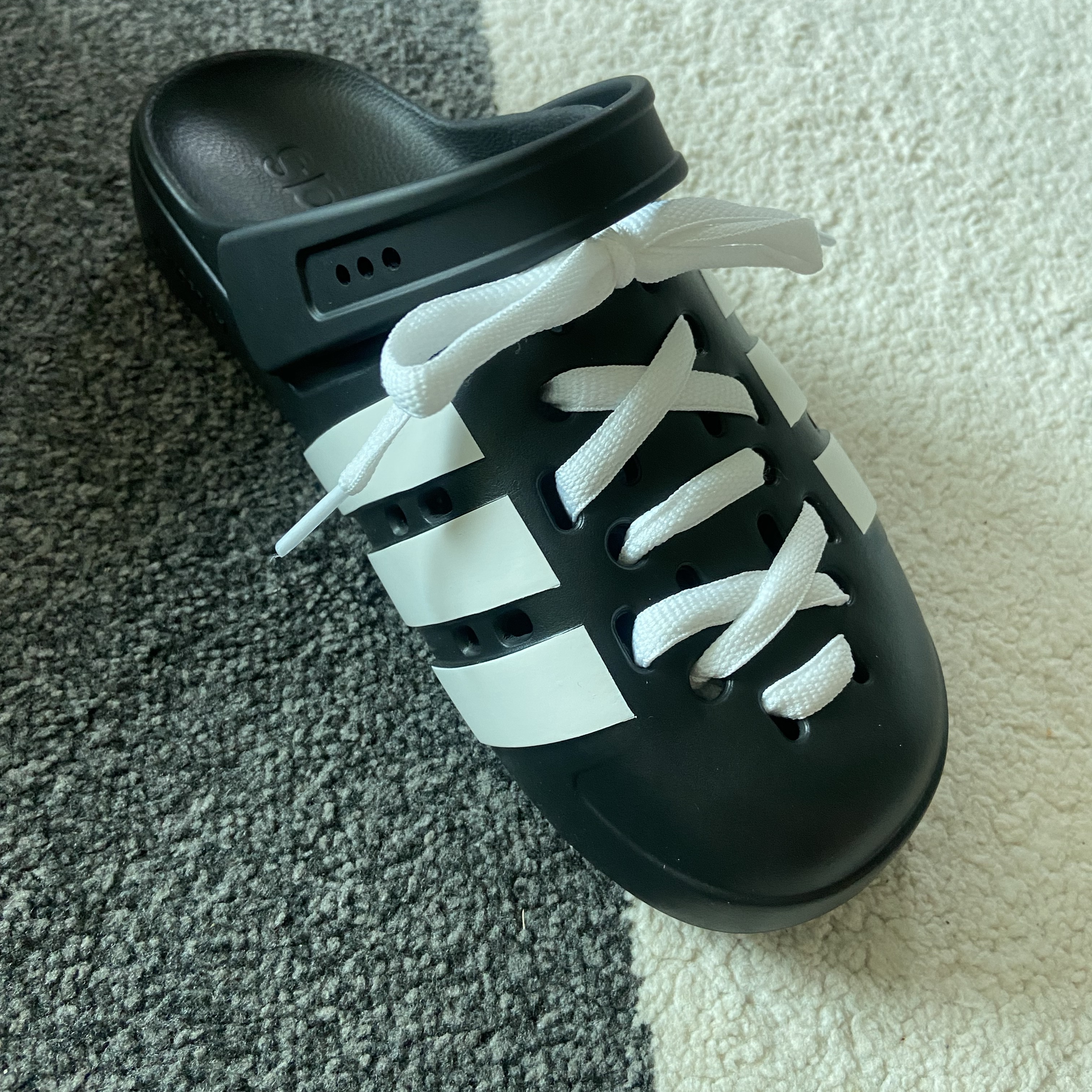 Adidas Adilette Clog 2.0 Core Black Cloude White 착용 스타일 - 1