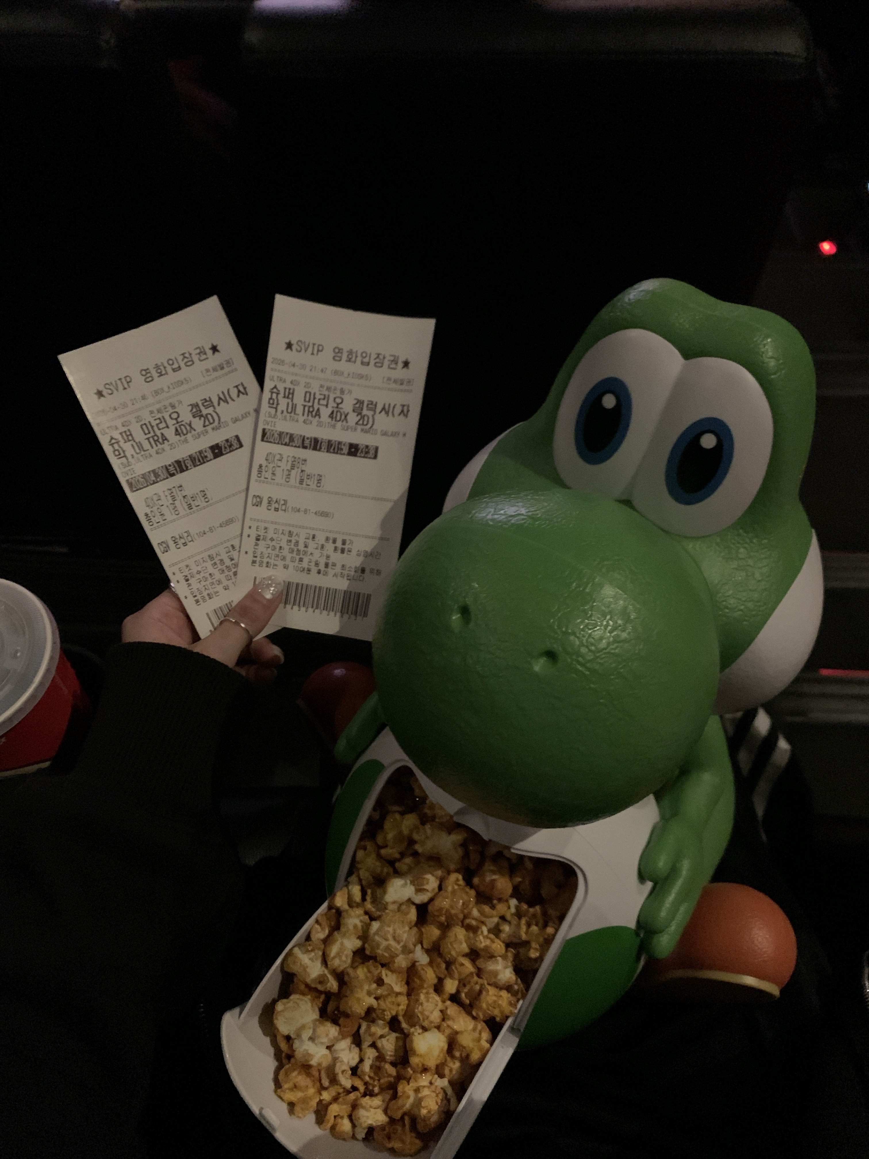 CGV x Super Mario Yoshi Popcorn Bucket 착용 스타일 - 3