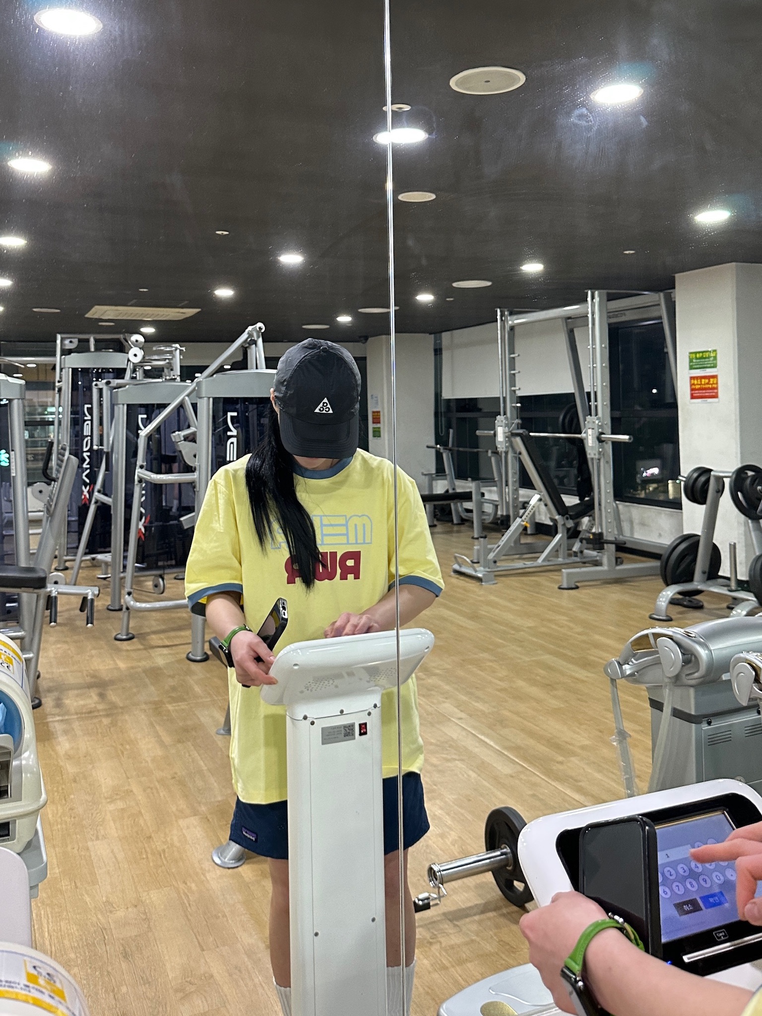 On Running Cloudsurfer Next Lumos Black Dew, [KREAM 단독] RWR x MEHR Ringer T-Shirt Yellow 착용 스타일 - 3
