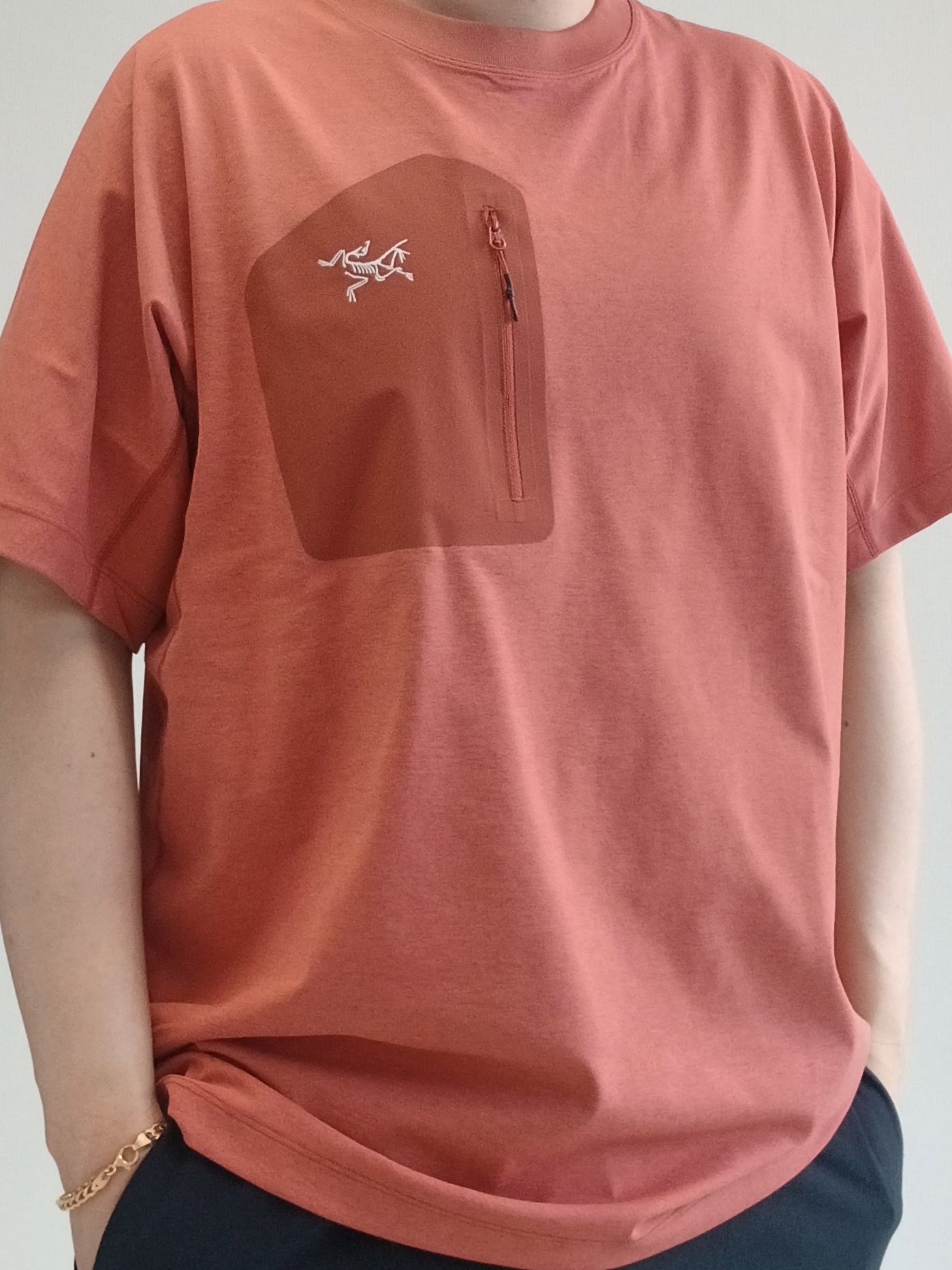 Arc'teryx Konseal Pocket SS T-Shirt Stone Red Dk Stone 착용 스타일 - 9