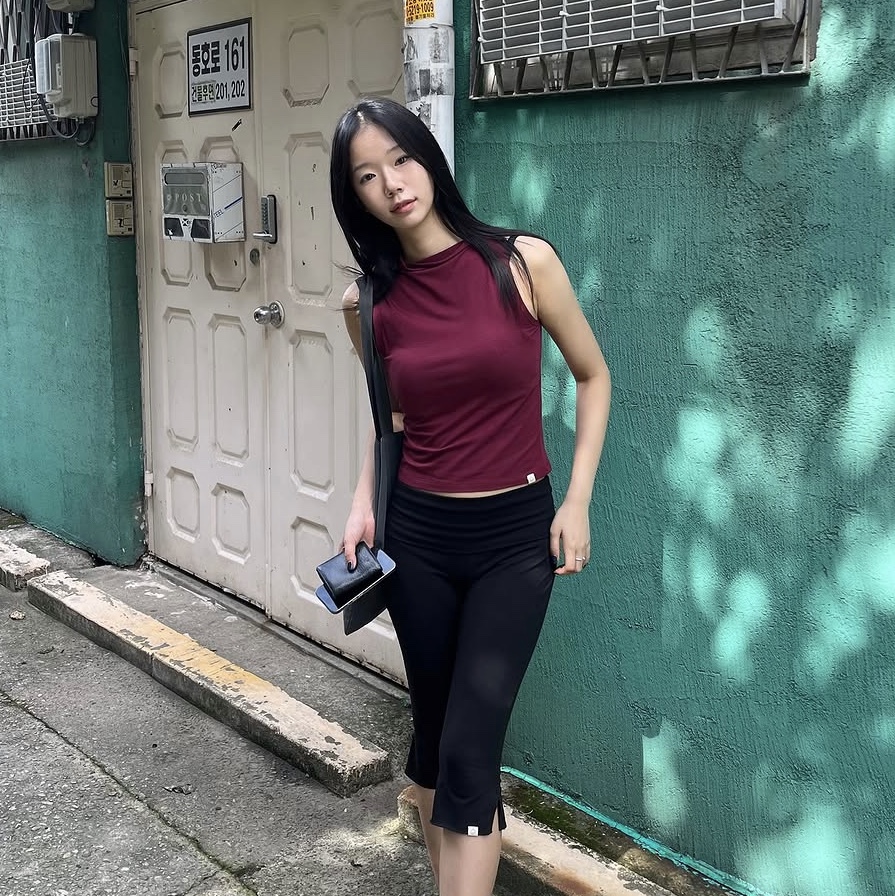 DHYANI Mitali unbalance highneck top 2colors 착용 스타일