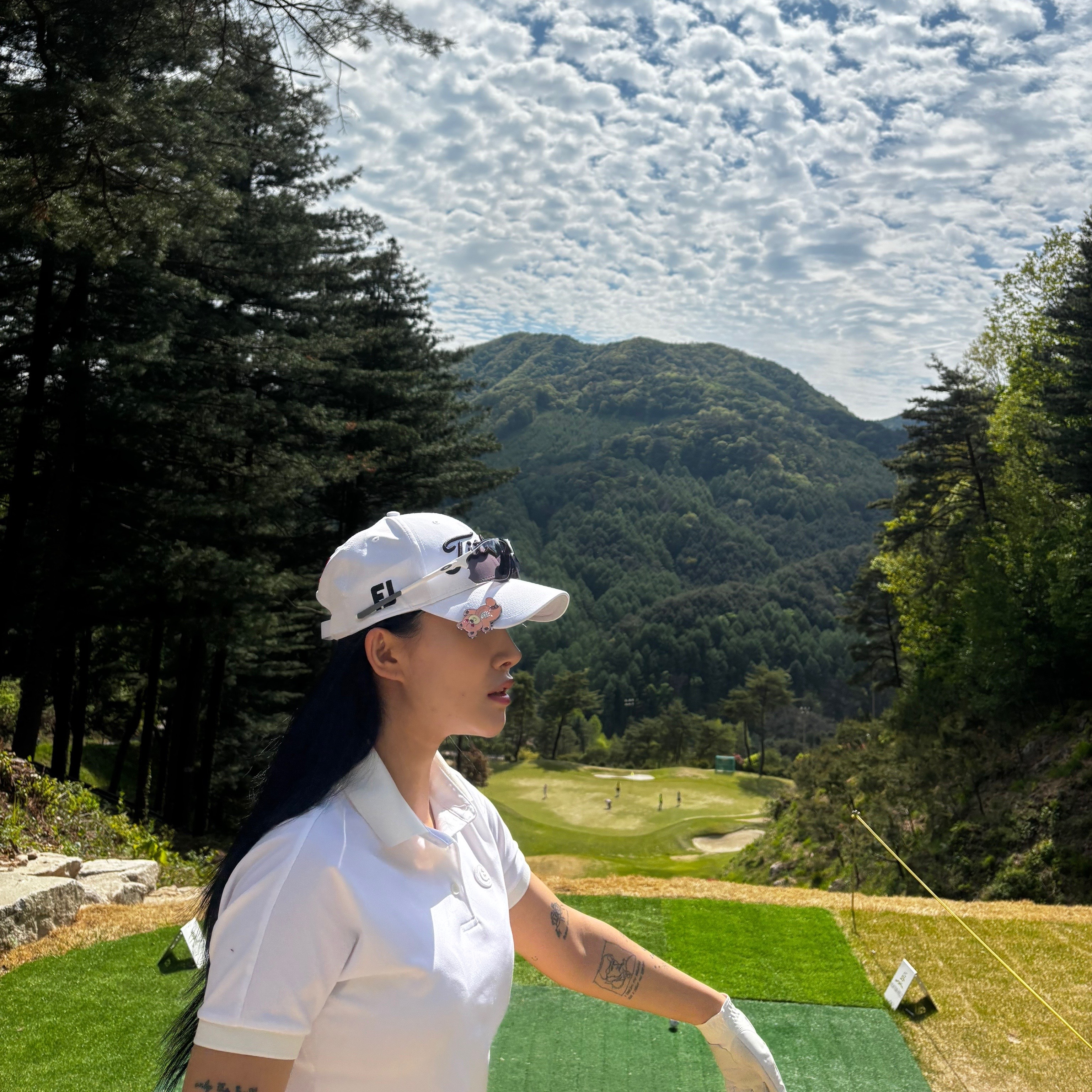 Oakley EVZero Path Matte White Frame Clear To Black Iridium Photochromic Lenses Low Bridge Fit 착용 스타일