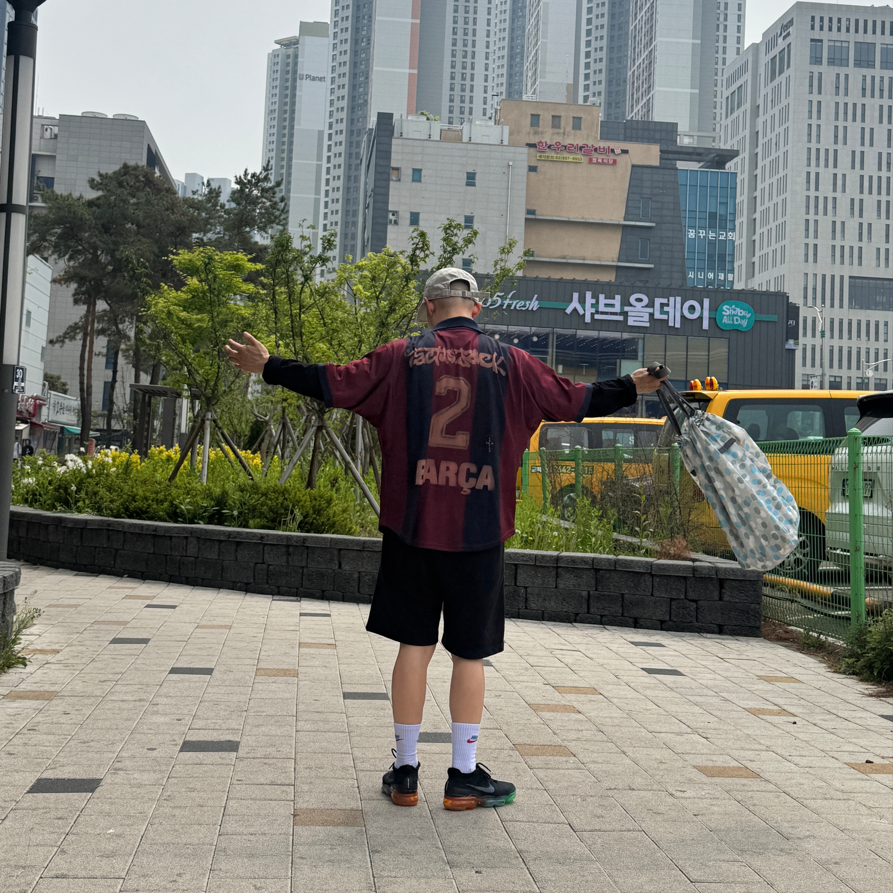 Nike Air Vapormax 2023 Flyknit Black Green Strike, Nike FC Barcelona x Travis Scott Retro 2000/01 Home Skeleton Jersey Multicolor (Non Marking Ver.) 착용 스타일 - 5