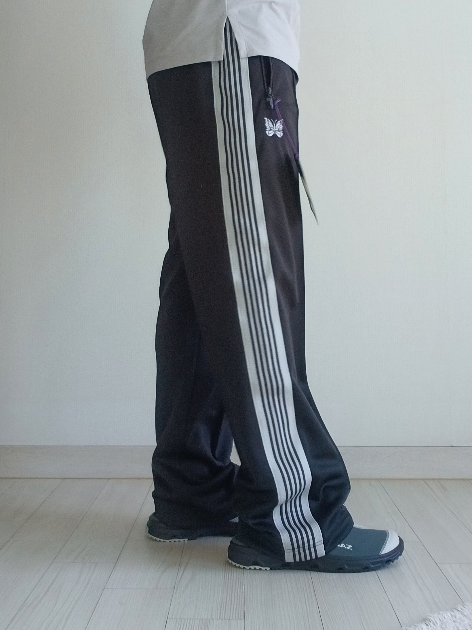 Needles Track Pant Poly Smooth Charcoal, Salomon RX Slide 3.0 Urban Chic Lunar Rock 착용 스타일 - 8