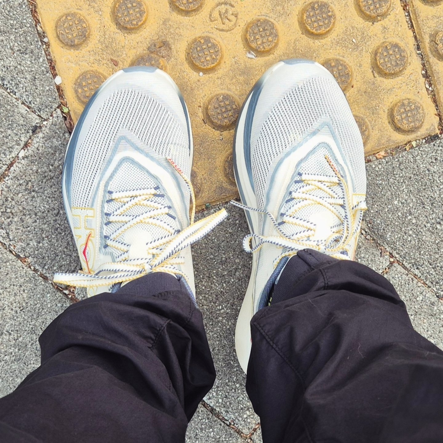 Hoka Cielo X1 3.0 Alabaster Yellow Gold 착용 스타일