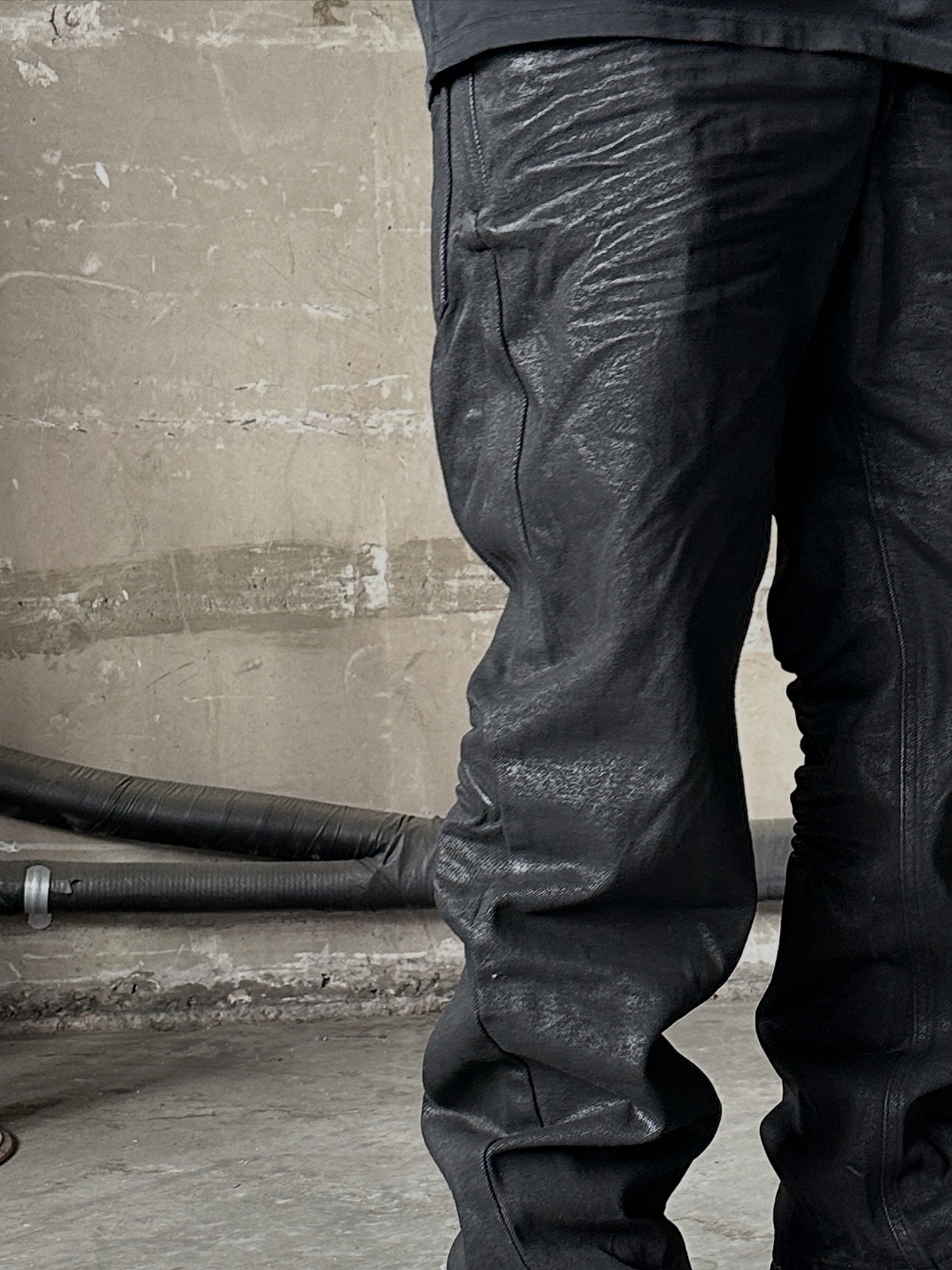 AX CONNECTION Waxed Curved Wide Baggy Denim Pants 착용 스타일 - 2