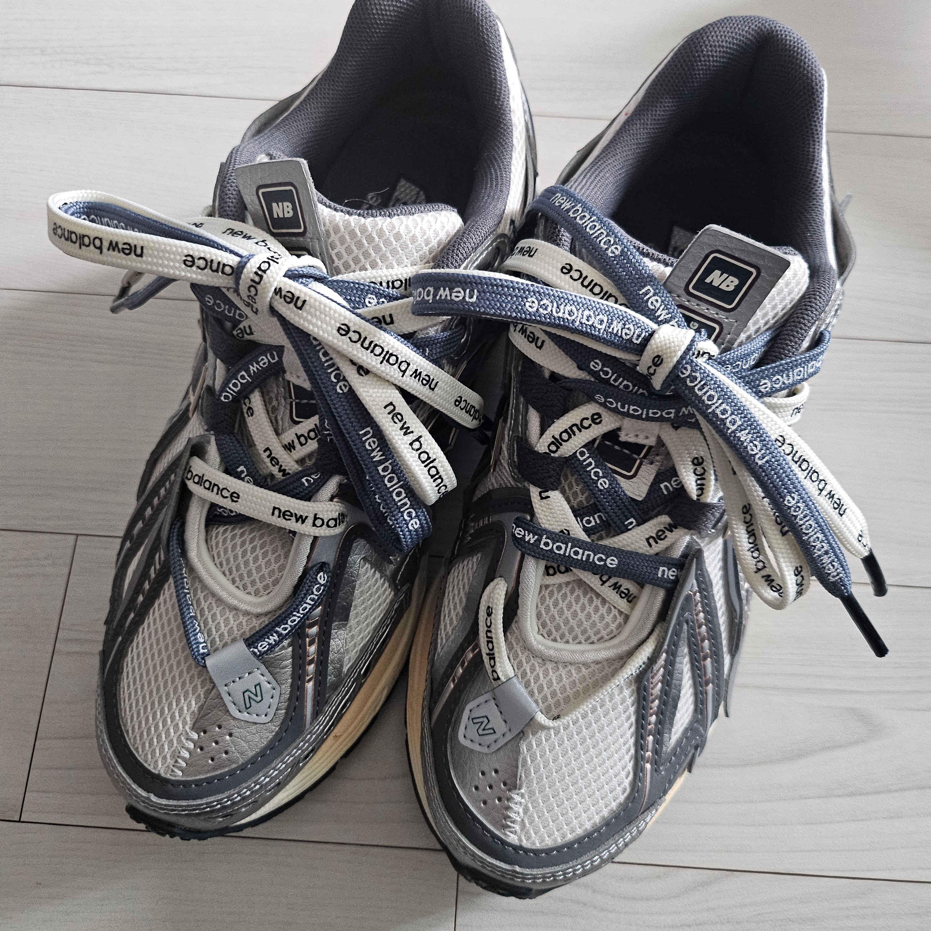 New Balance 1906A Silver Metallic Castlerock 착용 스타일