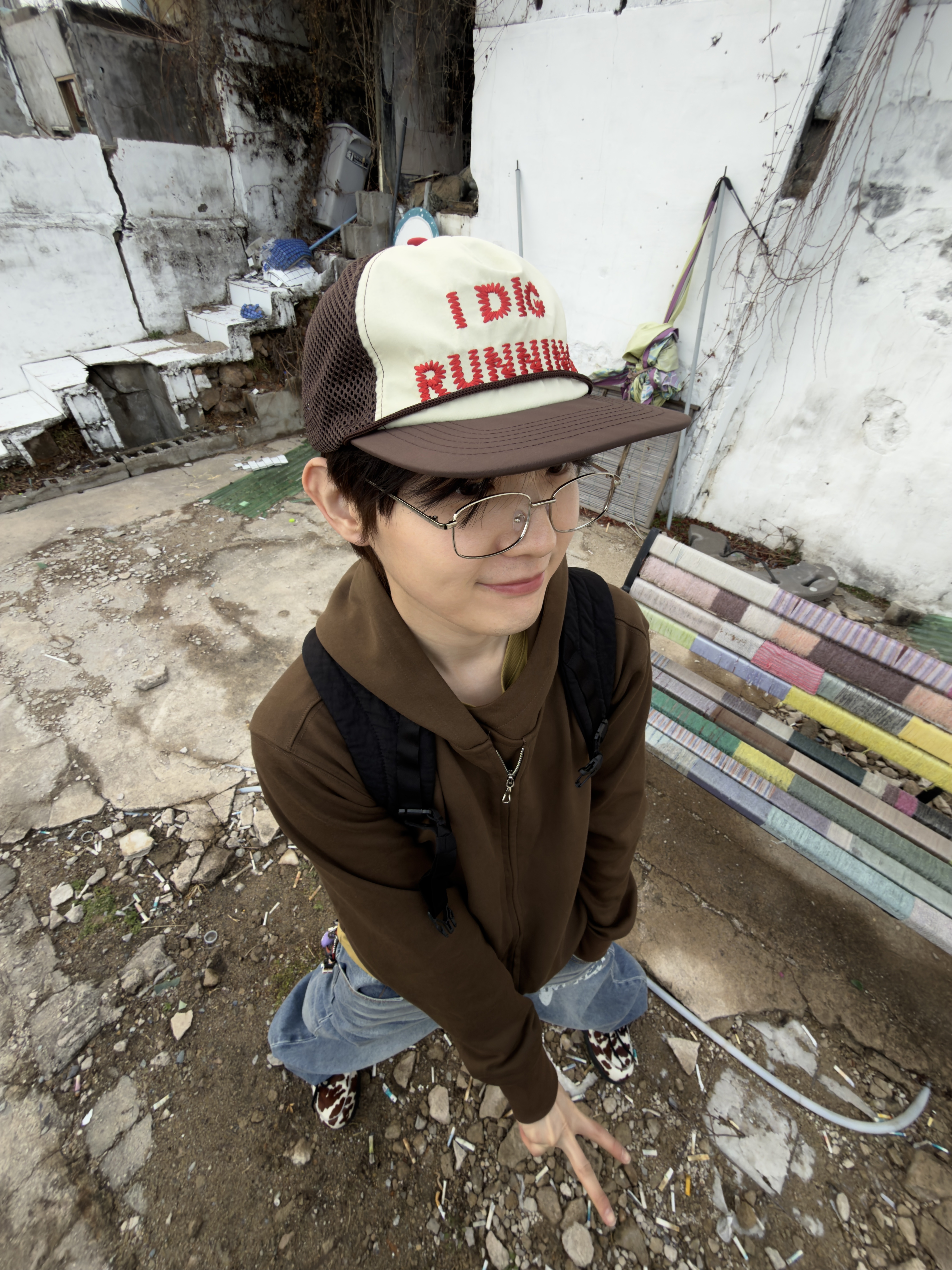 Alex Zono I Dig Running Trucker Hat OG Brown 착용 스타일 - 6