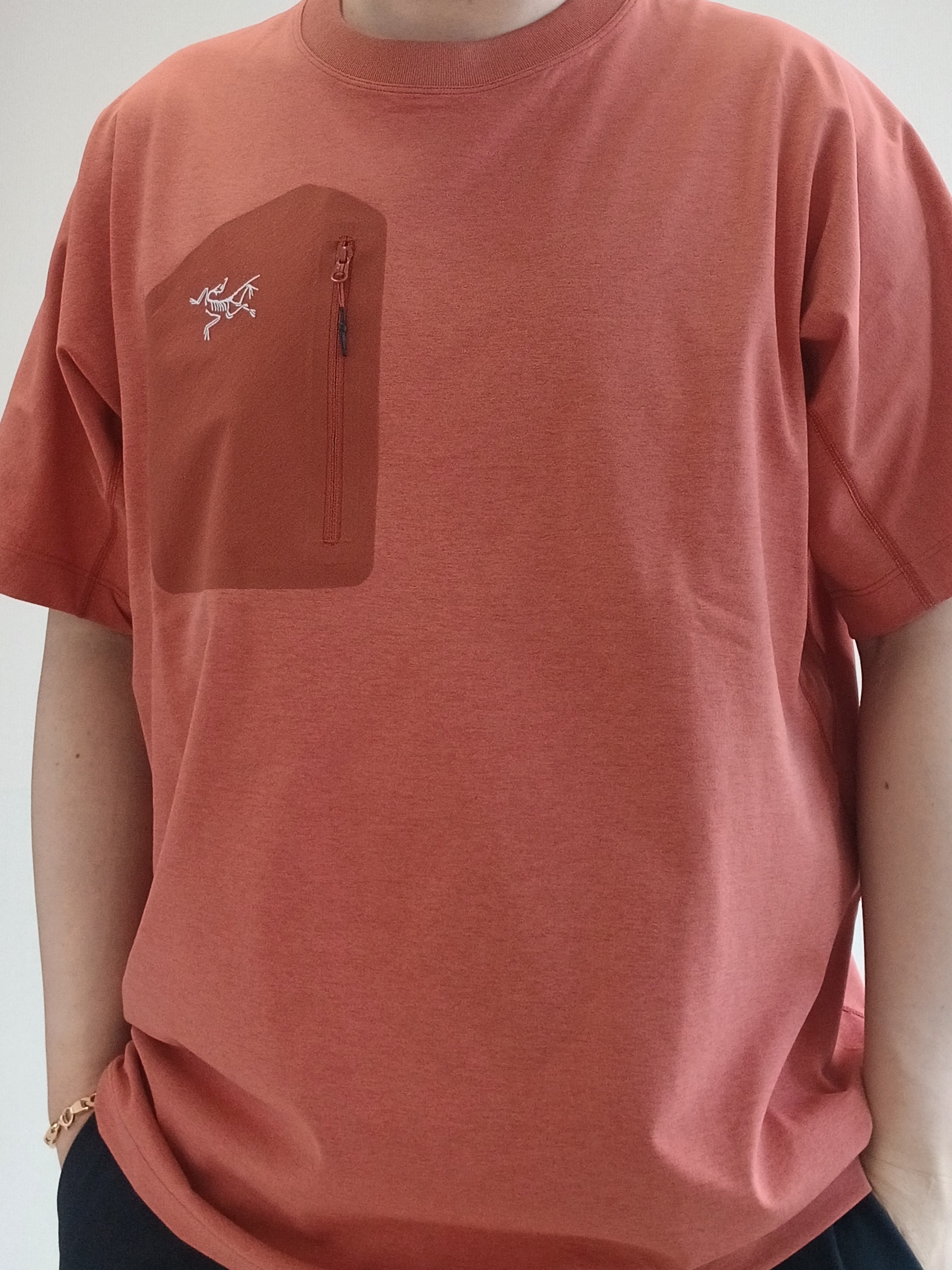 Arc'teryx Konseal Pocket SS T-Shirt Stone Red Dk Stone 착용 스타일 - 1