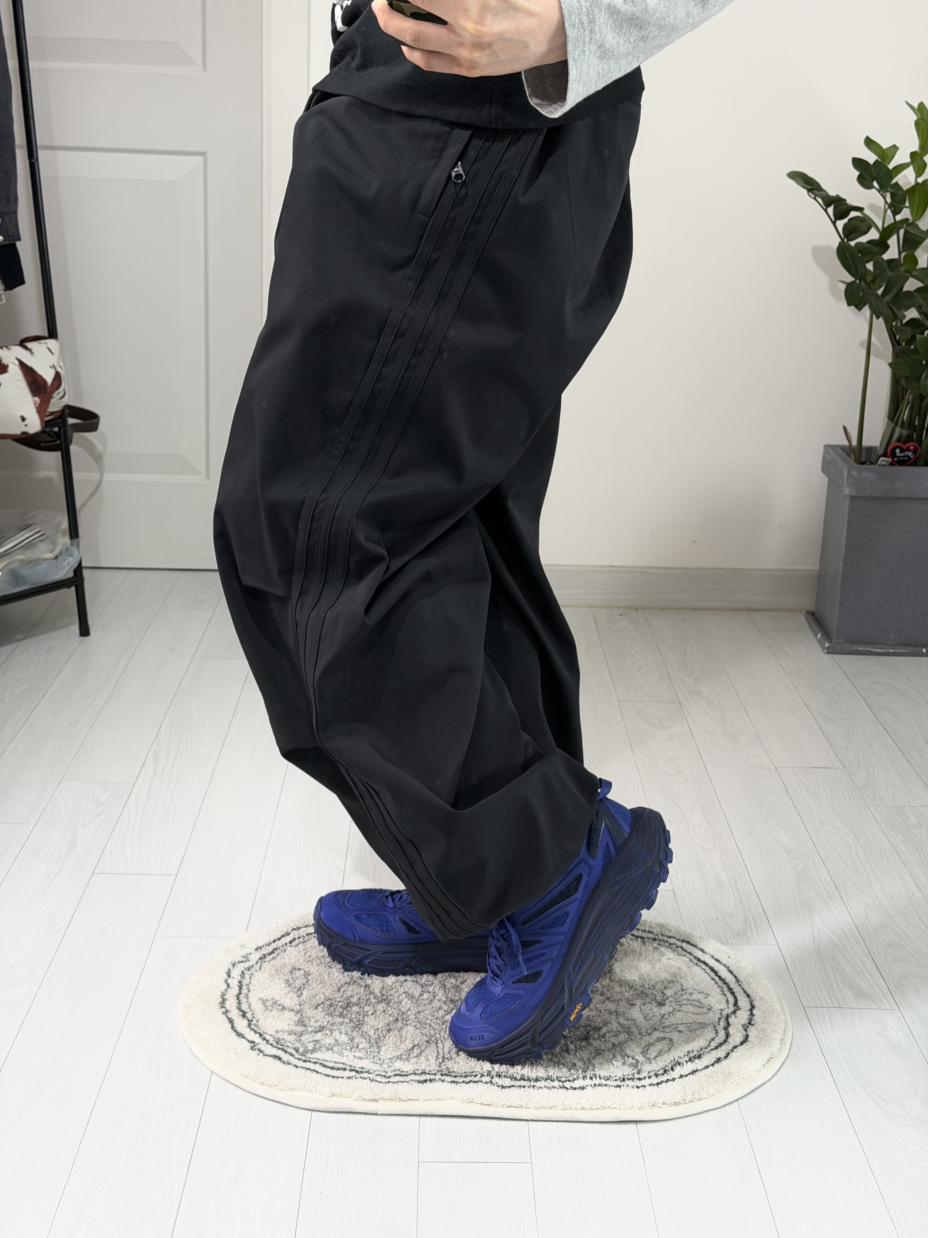 Hoka x Xlim Mafate Speed 2 TS Cobalt Blue, Uniqlo UT x Berserk Manga Curation Graphic T-Shirt B Black - KR 착용 스타일 - 3