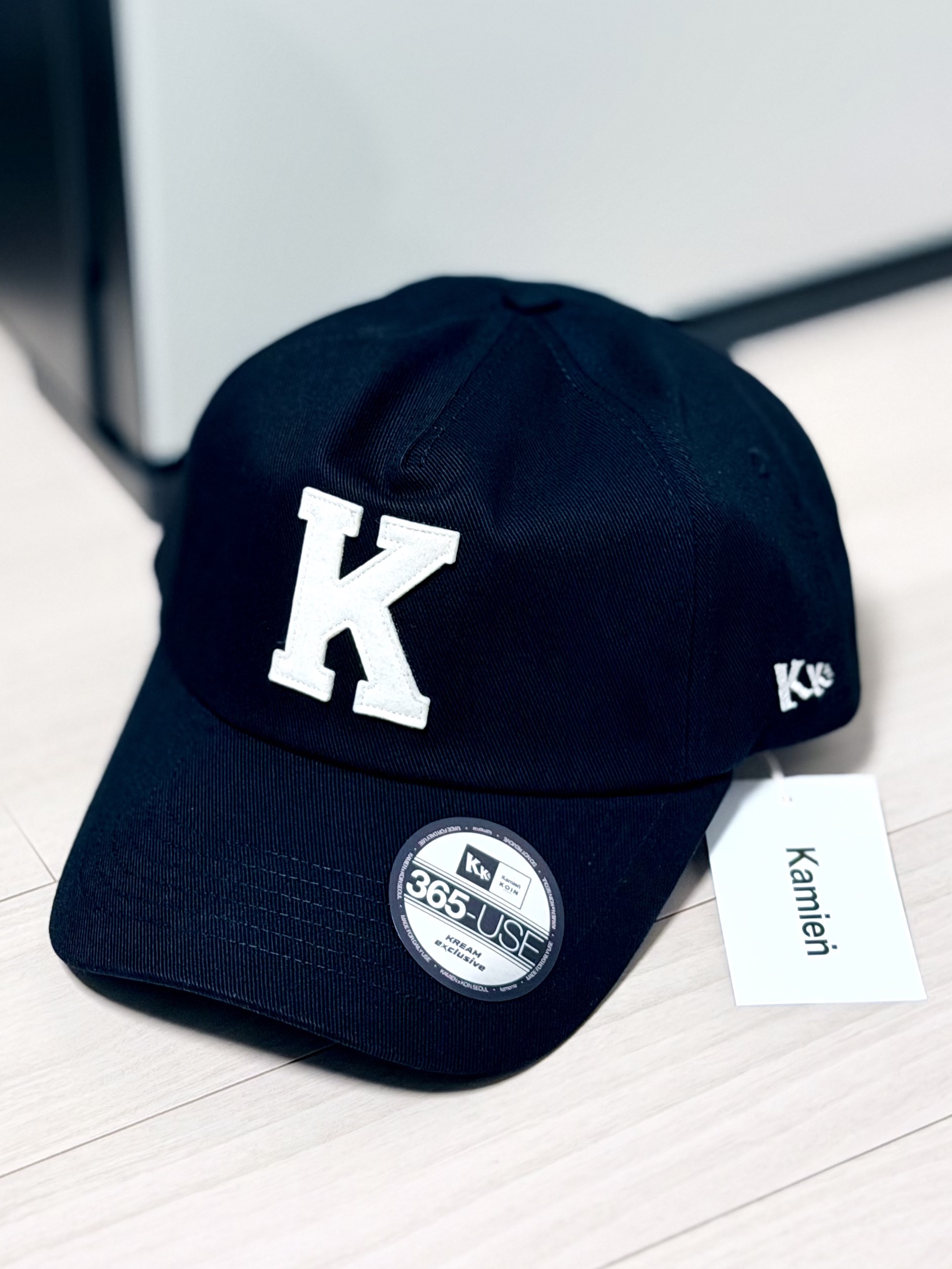 Kamien x KOIN SEOUL K Logo Ball Cap Black 착용 스타일 - 1