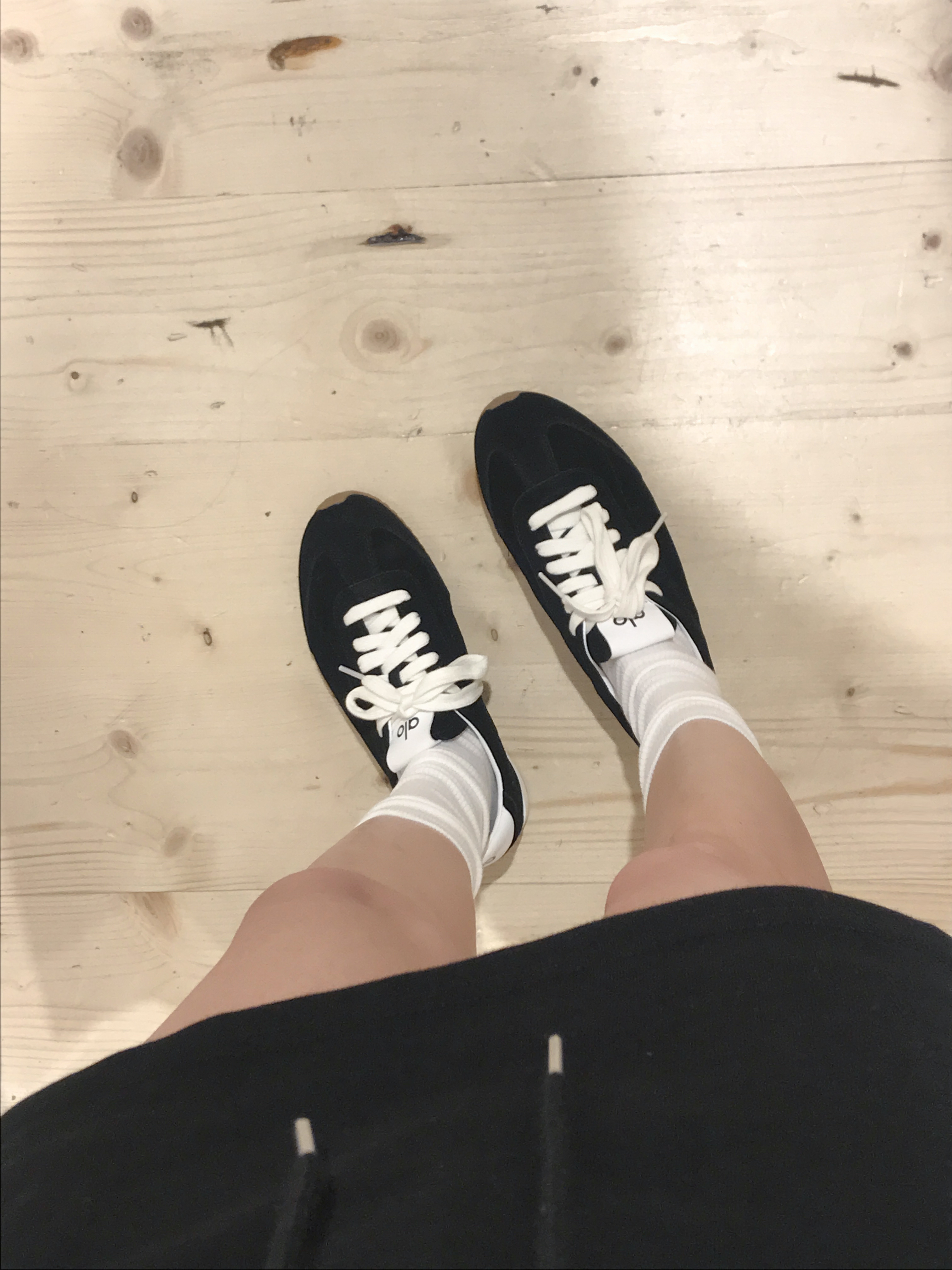 (W) Alo Yoga Sunset Sneaker Black 착용 스타일 - 1