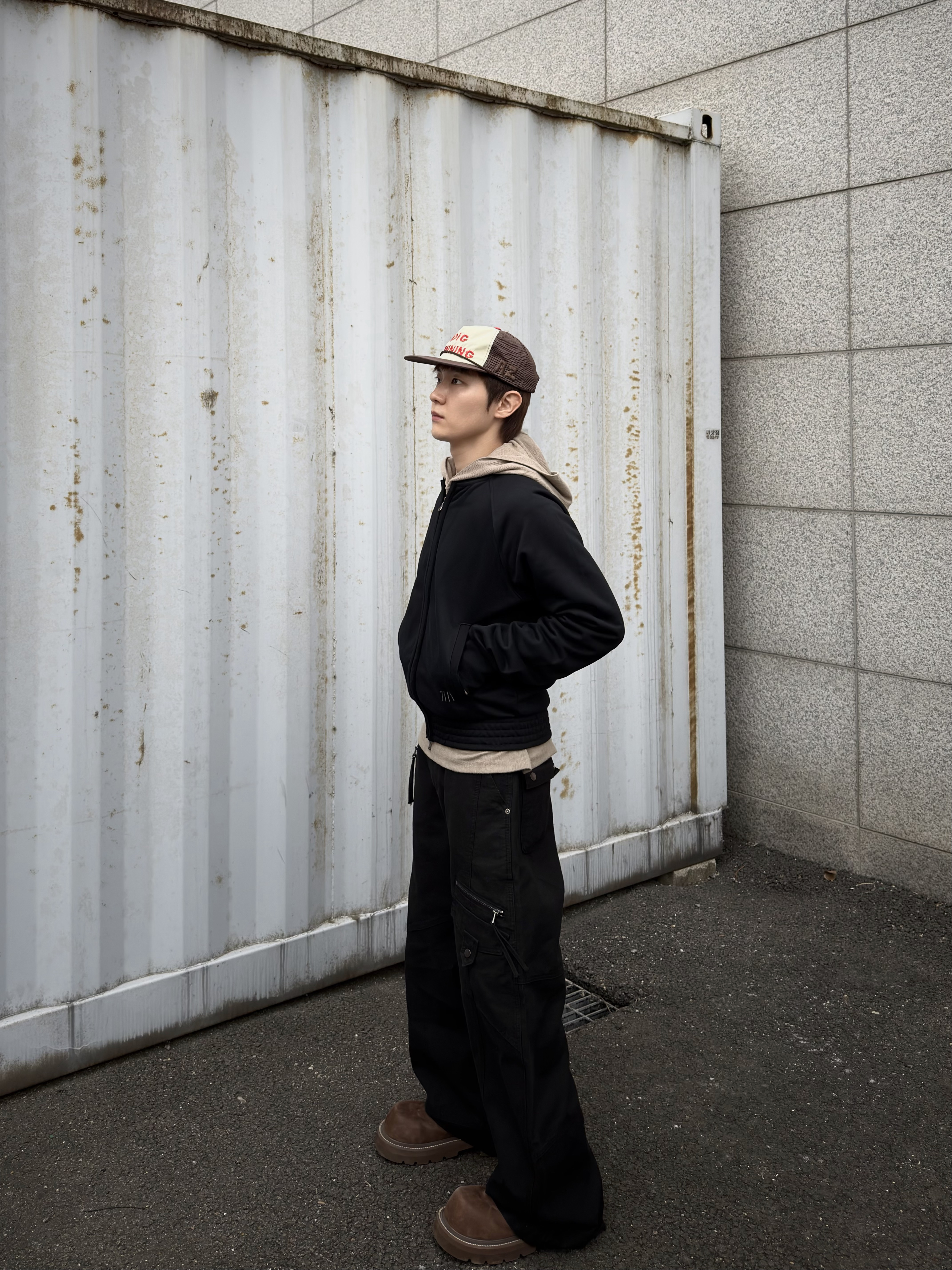 Alex Zono I Dig Running Trucker Hat OG Brown 착용 스타일 - 4