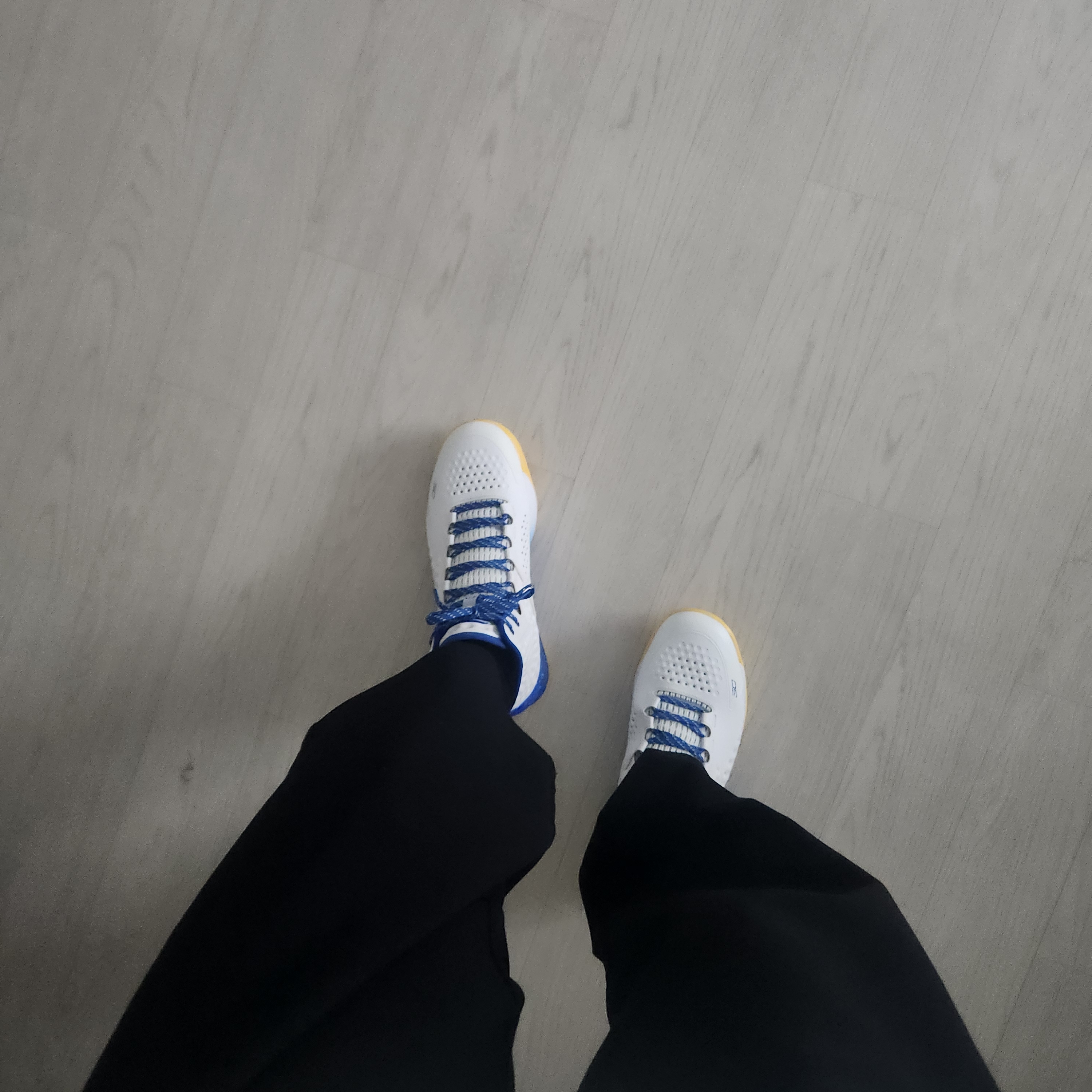 Under Armour Curry 1 White Taxi Royal 착용 스타일 - 1