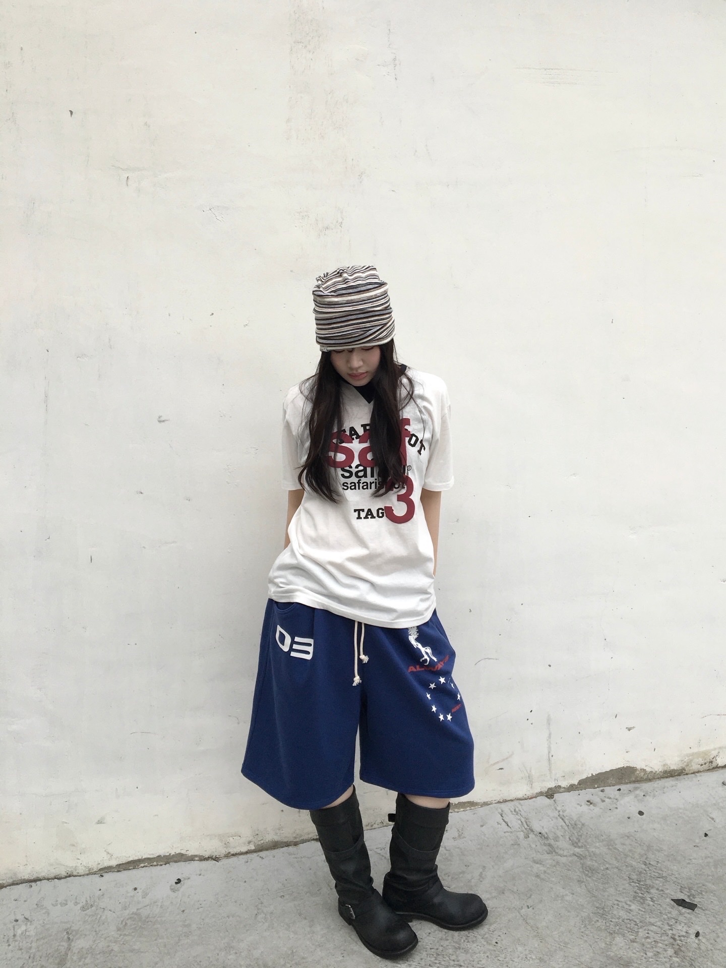 AMOU Horse One Tuck Bermuda Pants Blue, [예약 배송][KREAM 단독] Safarispot Roux Base School Club Tee White 착용 스타일 - 2