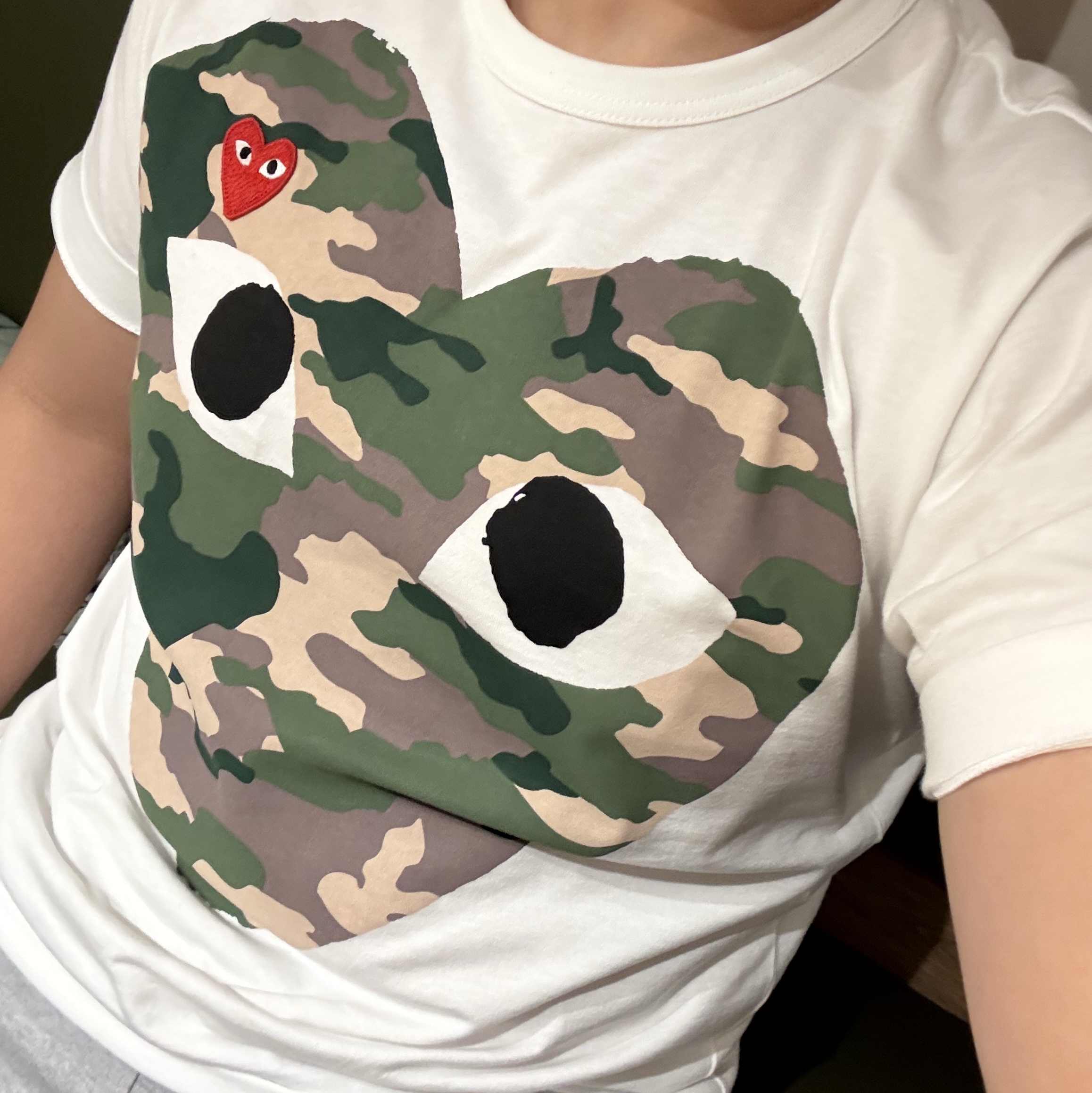Play Comme des Garcons Camouflage Heart T-Shirt White 착용 스타일