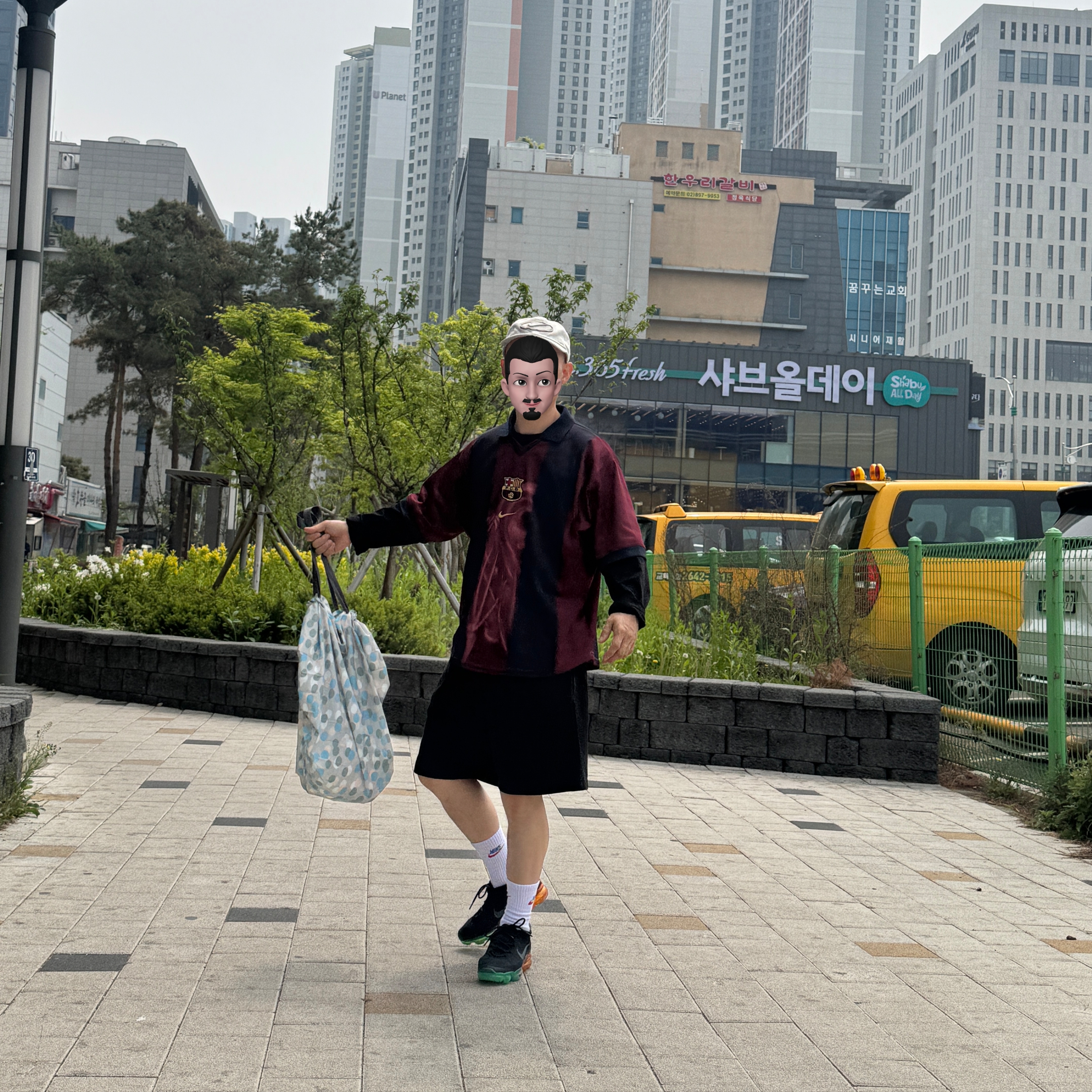 Nike Air Vapormax 2023 Flyknit Black Green Strike, Nike FC Barcelona x Travis Scott Retro 2000/01 Home Skeleton Jersey Multicolor (Non Marking Ver.) 착용 스타일 - 4