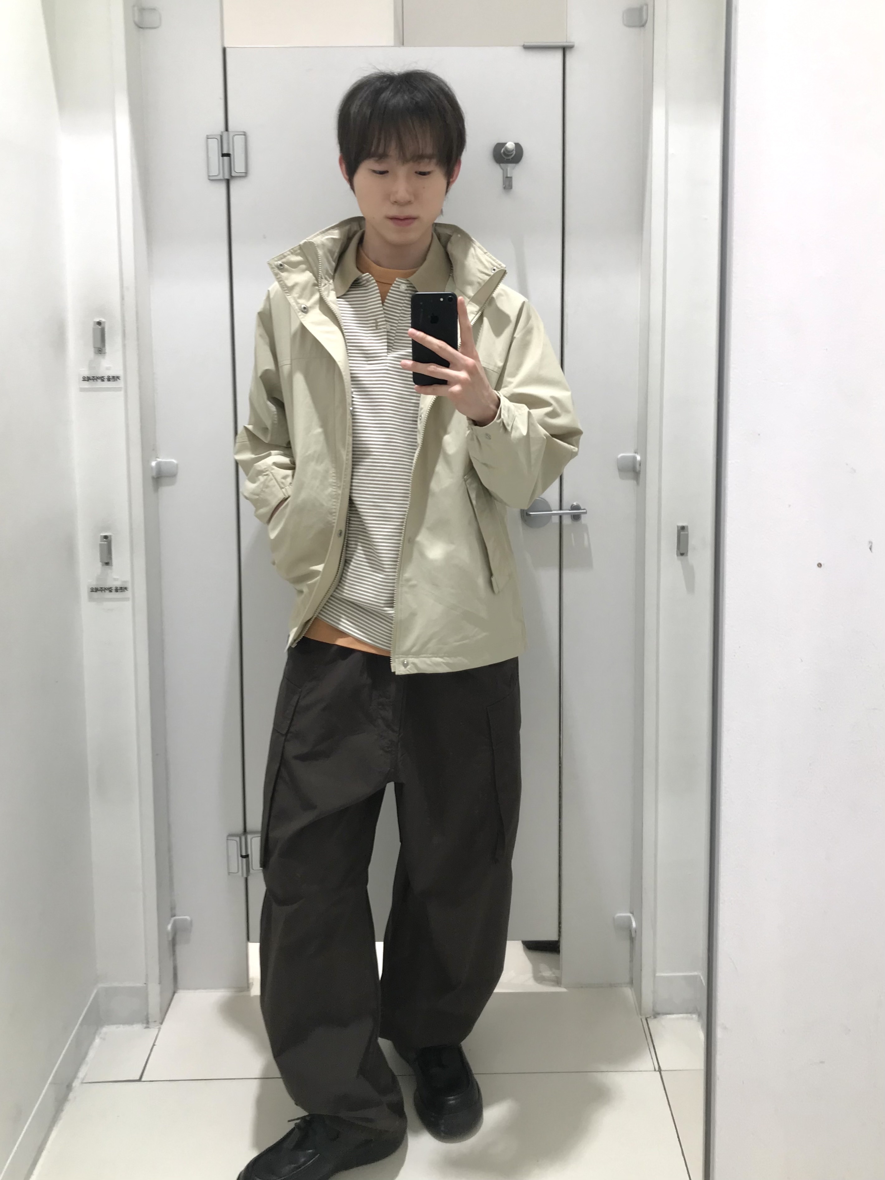 Uniqlo x JW Anderson Dry Pique Striped Polo Narrow Shirt Beige, Uniqlo x JW Anderson Windproof Stand Blouson Beige 착용 스타일 - 1