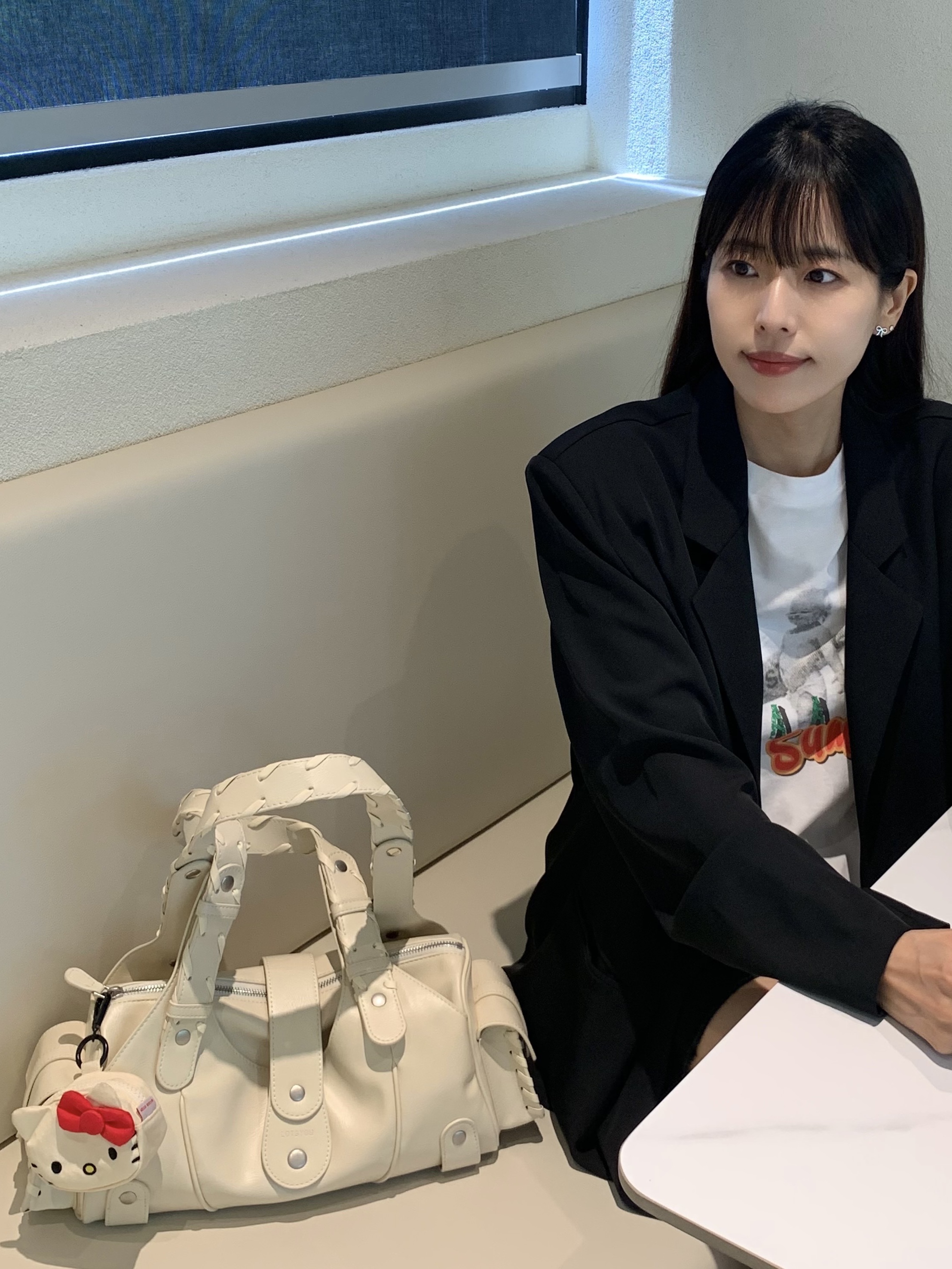 Baggu x Sanrio Hello Kitty Charm White, GARGG MAGSAFE LAYERS FRAME CASE CLEAR BLACK - TEXTURED HEART 착용 스타일 - 1