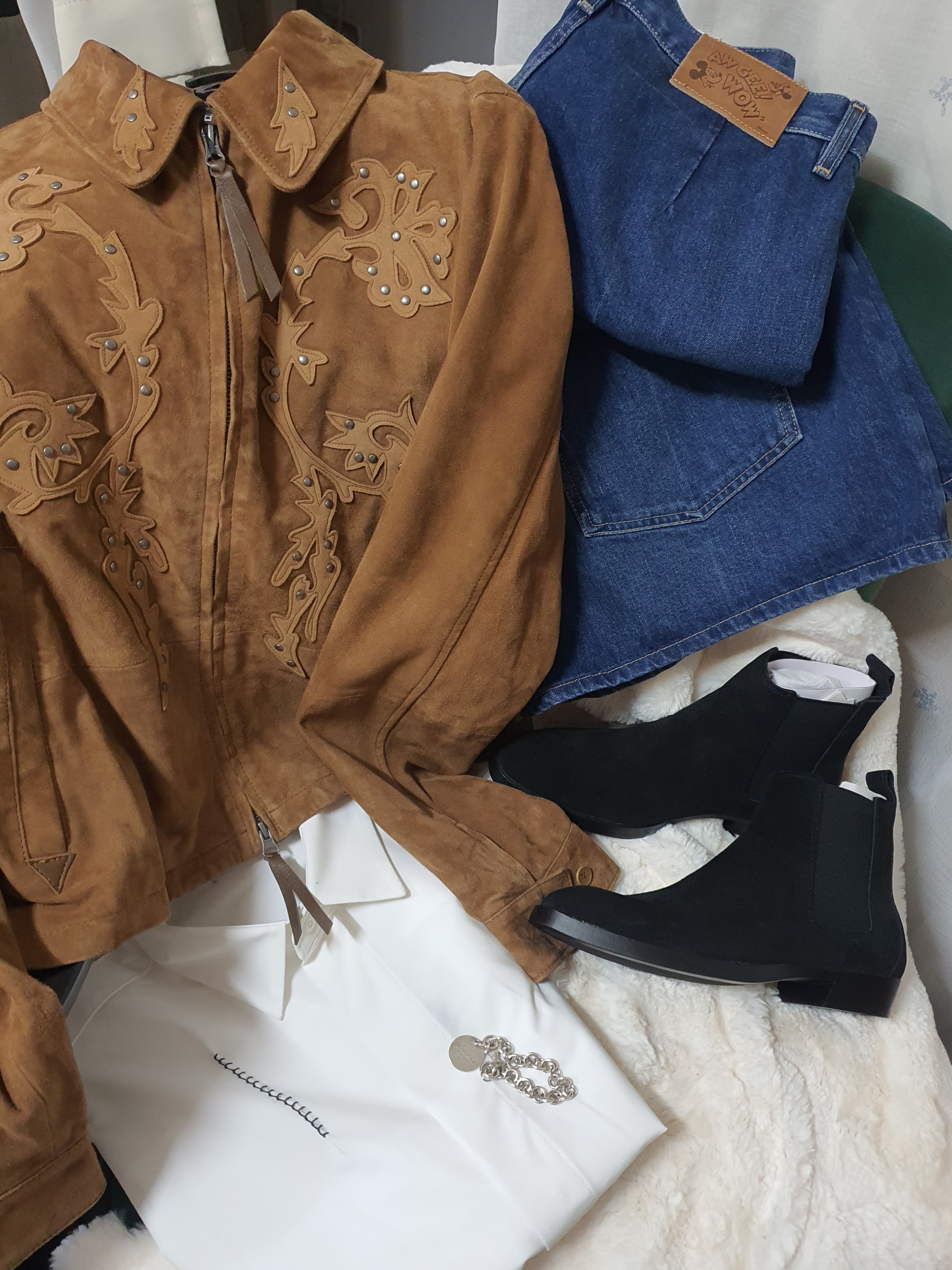 Zara Pointed Leather Chelsea Boots Black, Zara Contrast Stitch Overshirt White 착용 스타일
