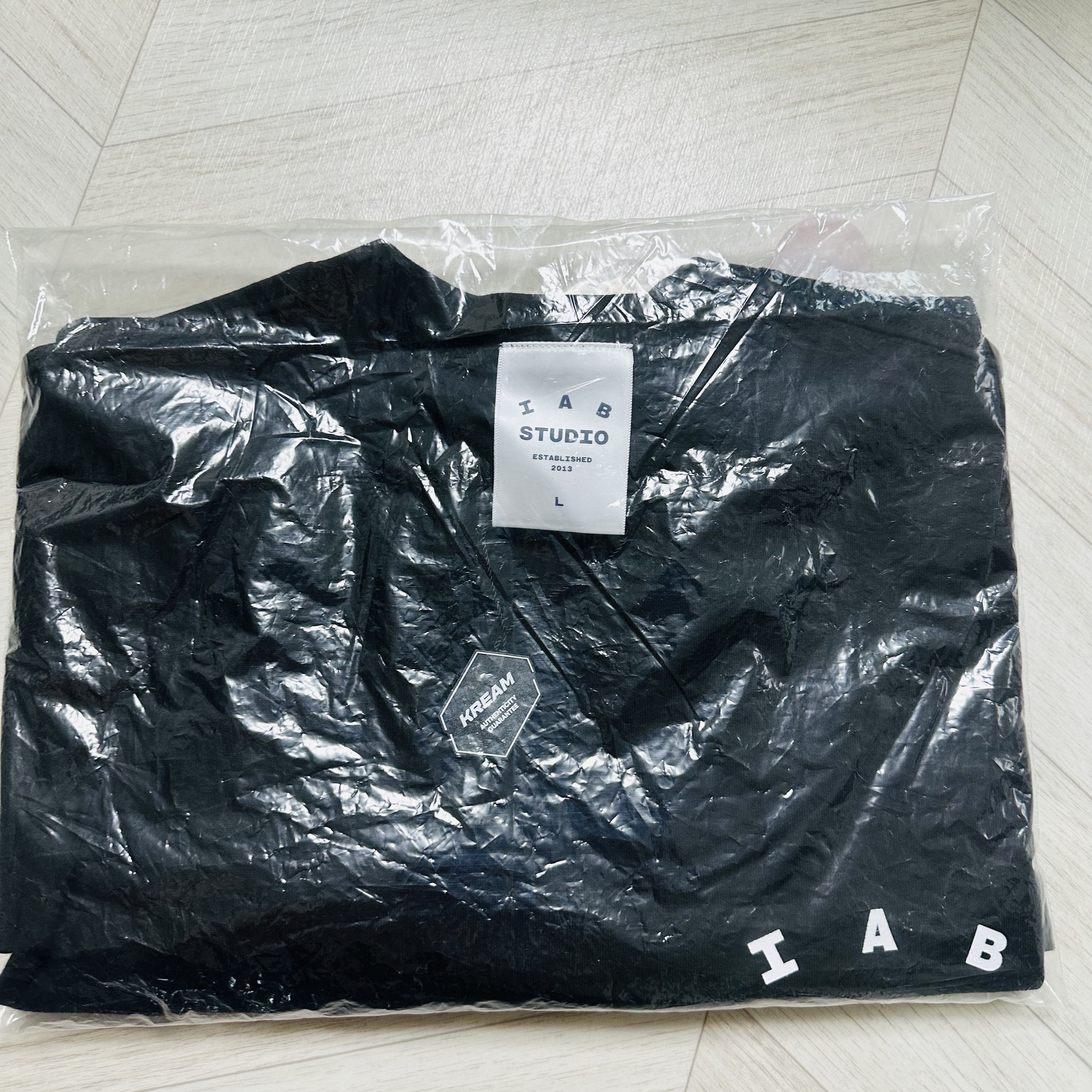 IAB Studio Basic T-Shirt Black White 착용 스타일