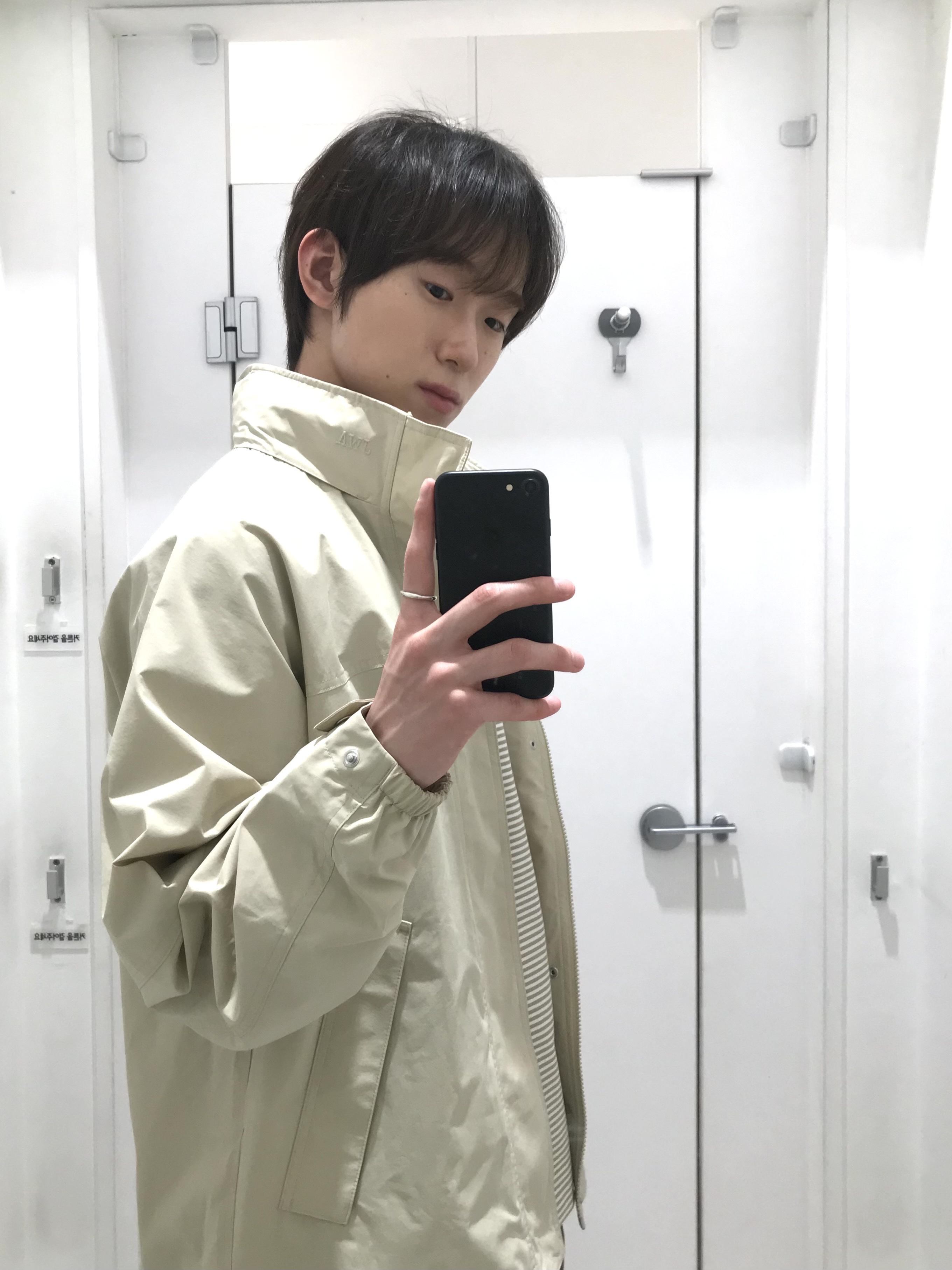 Uniqlo x JW Anderson Dry Pique Striped Polo Narrow Shirt Beige, Uniqlo x JW Anderson Windproof Stand Blouson Beige 착용 스타일 - 3