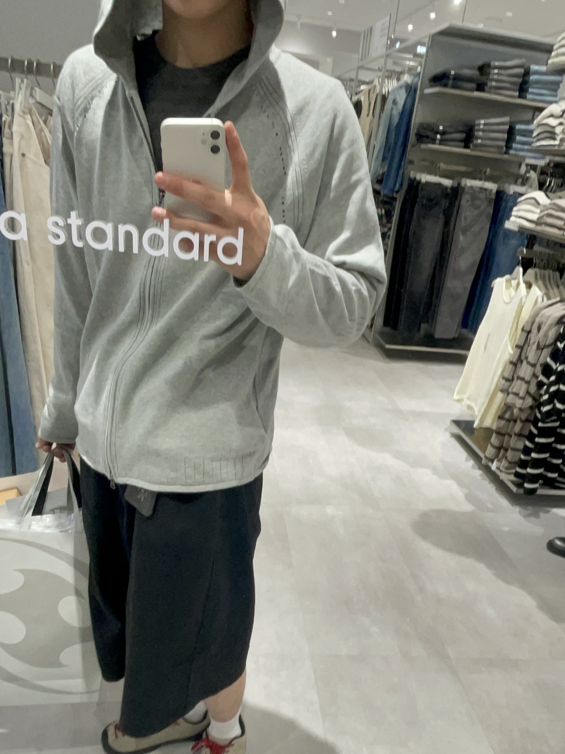 Keen Jasper Suede Sneakers Silver Mink, Sansan Gear Knit Zip-Up Hoodie Melange Grey 착용 스타일 - 1