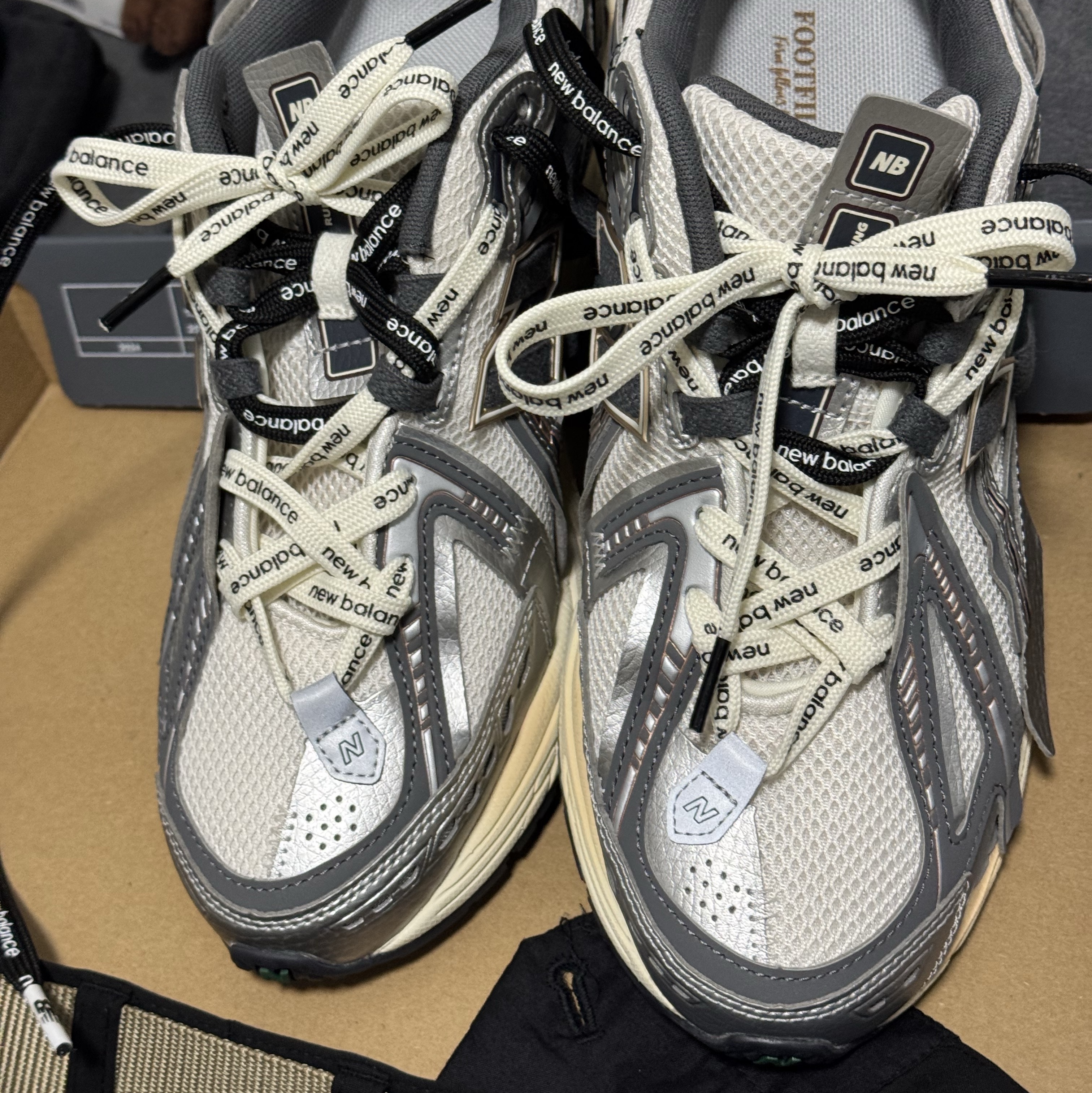 New Balance 1906A Silver Metallic Castlerock 착용 스타일