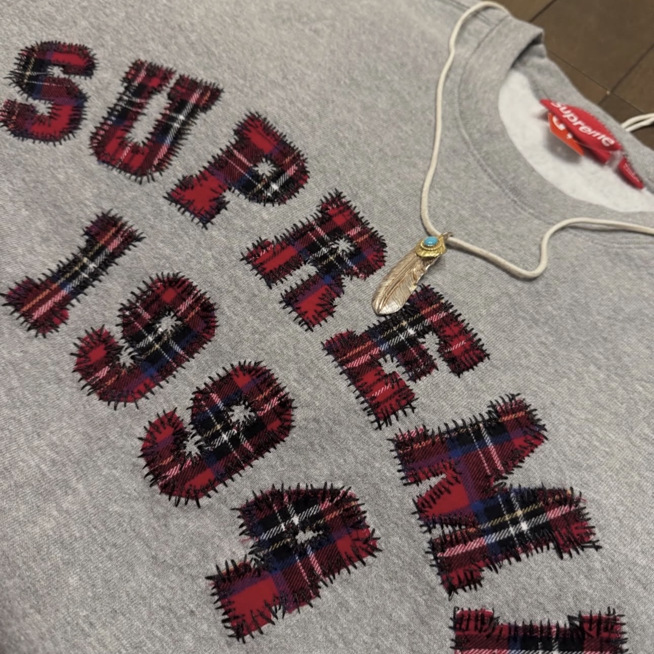 Supreme Plaid Arc Crewneck Black - 26SS, Supreme Plaid Arc Crewneck Heather Grey - 26SS 착용 스타일 - 4