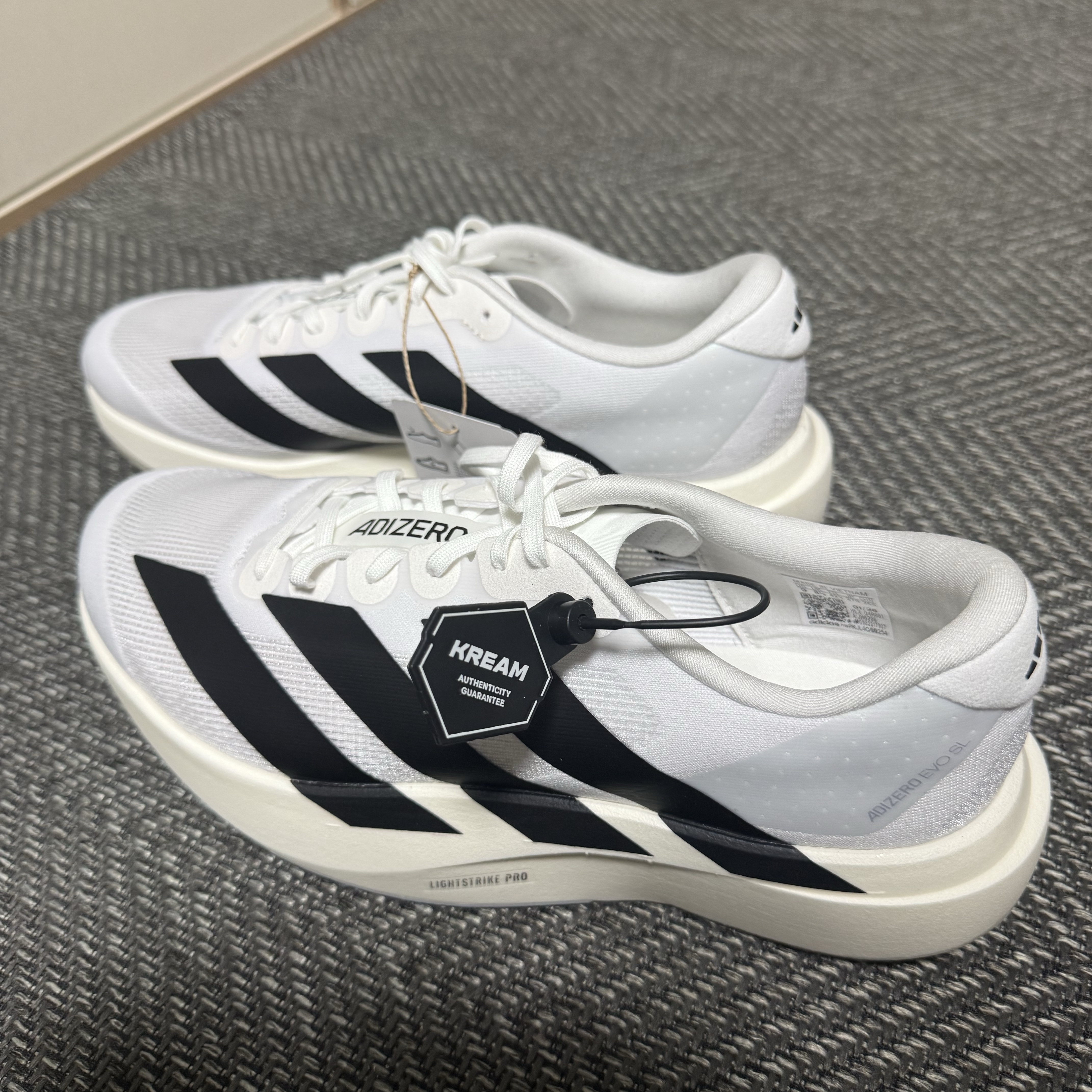 Adidas Adizero EVO SL Cloud White Core Black 착용 스타일 - 2
