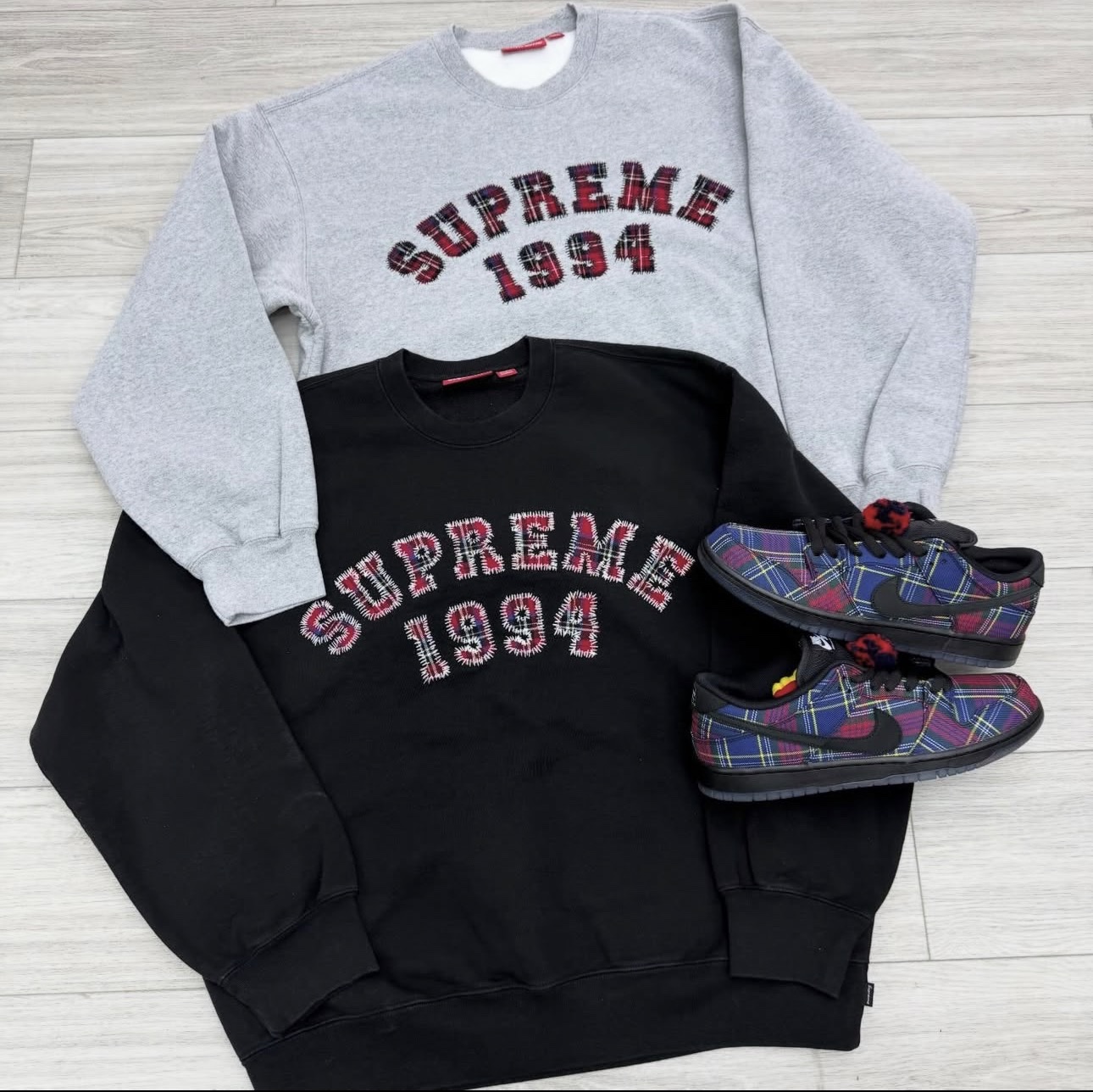 Supreme Plaid Arc Crewneck Black - 26SS, Supreme Plaid Arc Crewneck Heather Grey - 26SS 착용 스타일 - 1