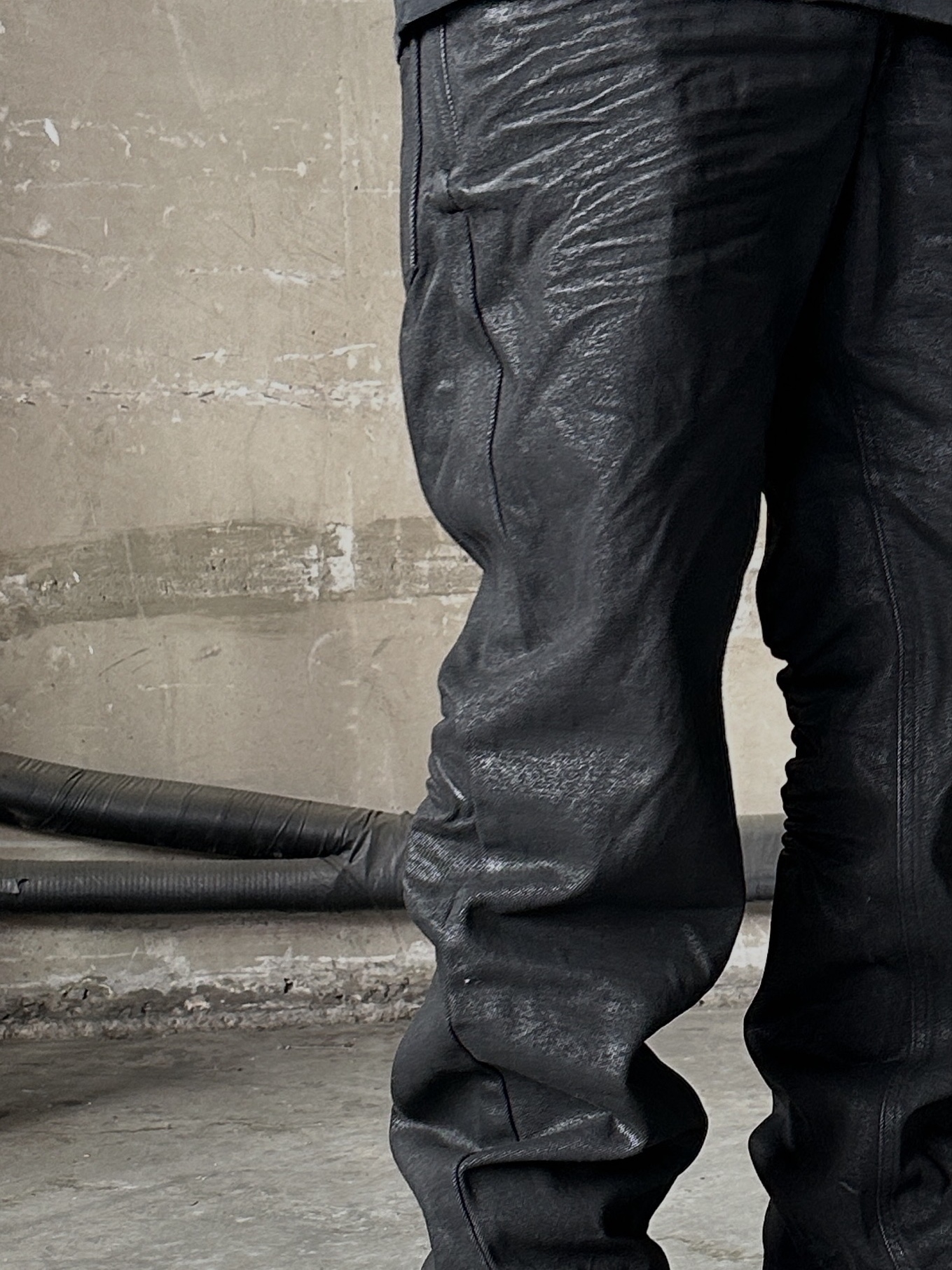 AX CONNECTION Waxed Curved Wide Baggy Denim Pants 착용 스타일 - 2