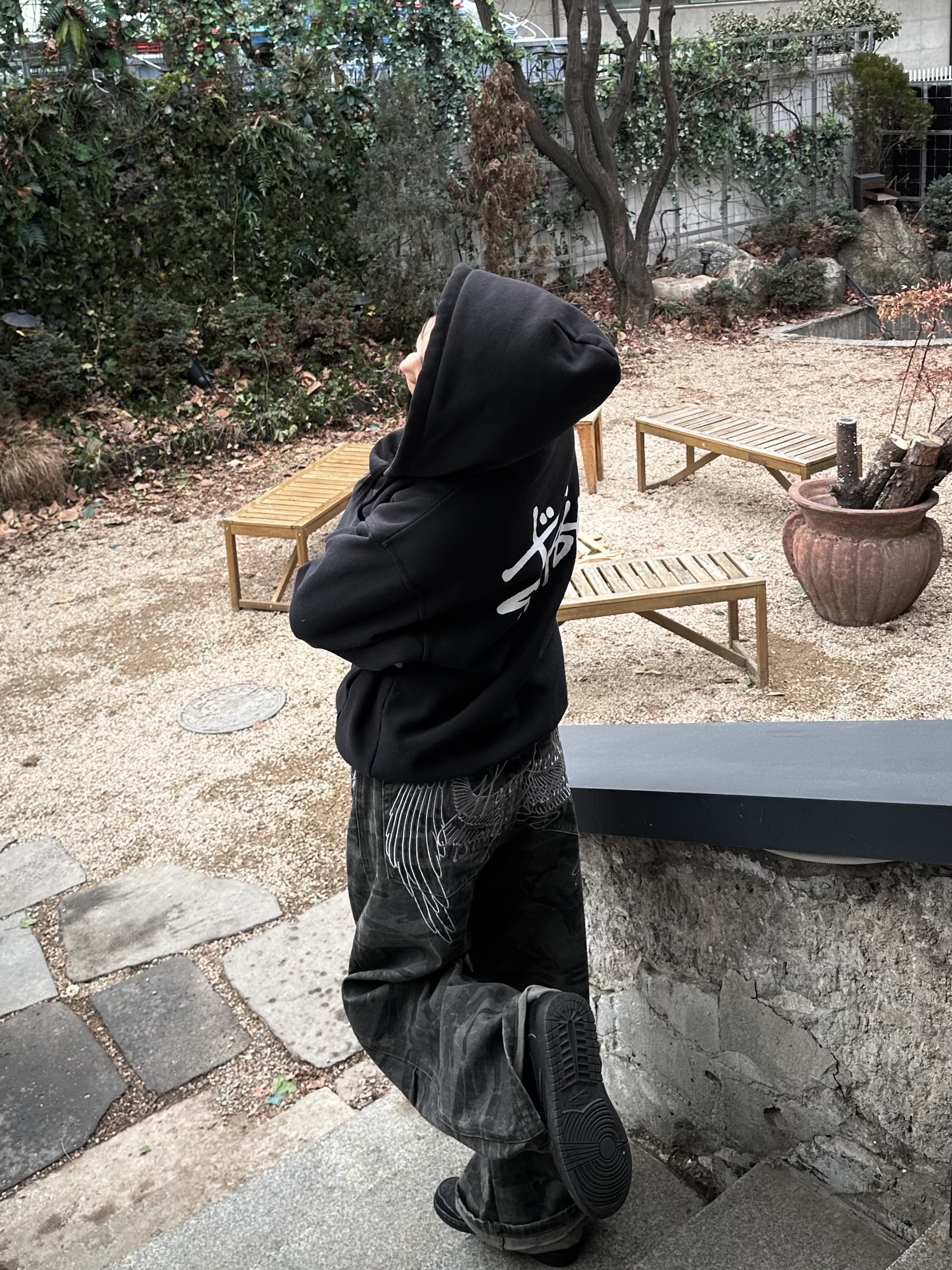 Jordan 1 x Travis Scott Retro Low OG SP Black Phantom, Stussy Basic Zip Hoodie Black 착용 스타일 - 2